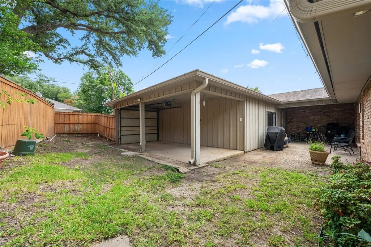 Duplex For Rent in Dallas County , 7610 Meadow Oaks Drive, Dallas, Texas 75230, 3 Bedroom, 2 Bathroom, 2 Garage spaces, 2,102 Sqft, built in 1969, mls#21315040, Real Estate Agent in Dallas, Homes For Rent in Dallas county, Homes For Rent in Dallas, Realtor in Dallas Texas, Real Estate Brokerage Independent Realty Texas, Luminita Cordes Realtor