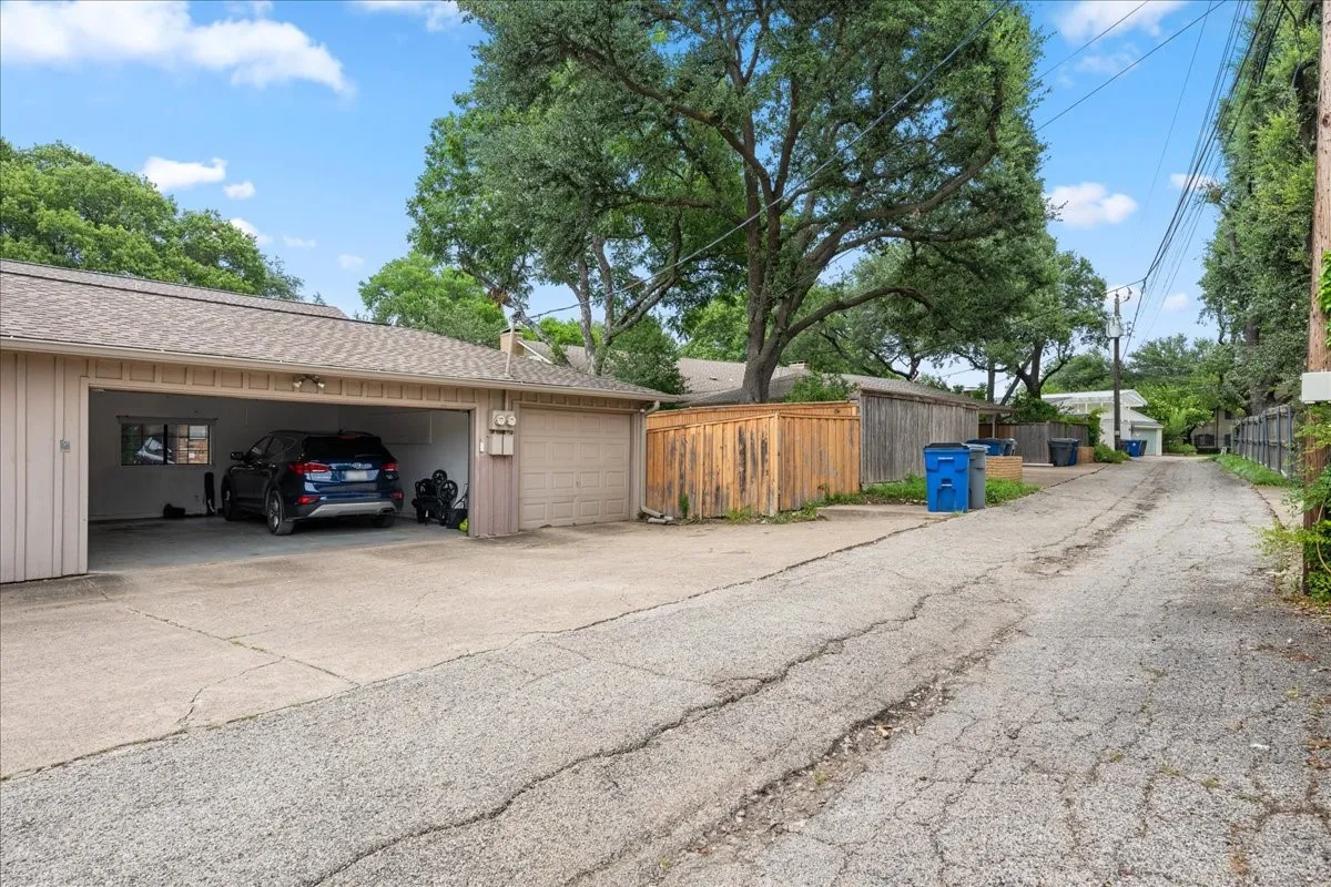 Duplex For Rent in Dallas County , 7610 Meadow Oaks Drive, Dallas, Texas 75230, 3 Bedroom, 2 Bathroom, 2 Garage spaces, 2,102 Sqft, built in 1969, mls#21315040, Real Estate Agent in Dallas, Homes For Rent in Dallas county, Homes For Rent in Dallas, Realtor in Dallas Texas, Real Estate Brokerage Independent Realty Texas, Luminita Cordes Realtor