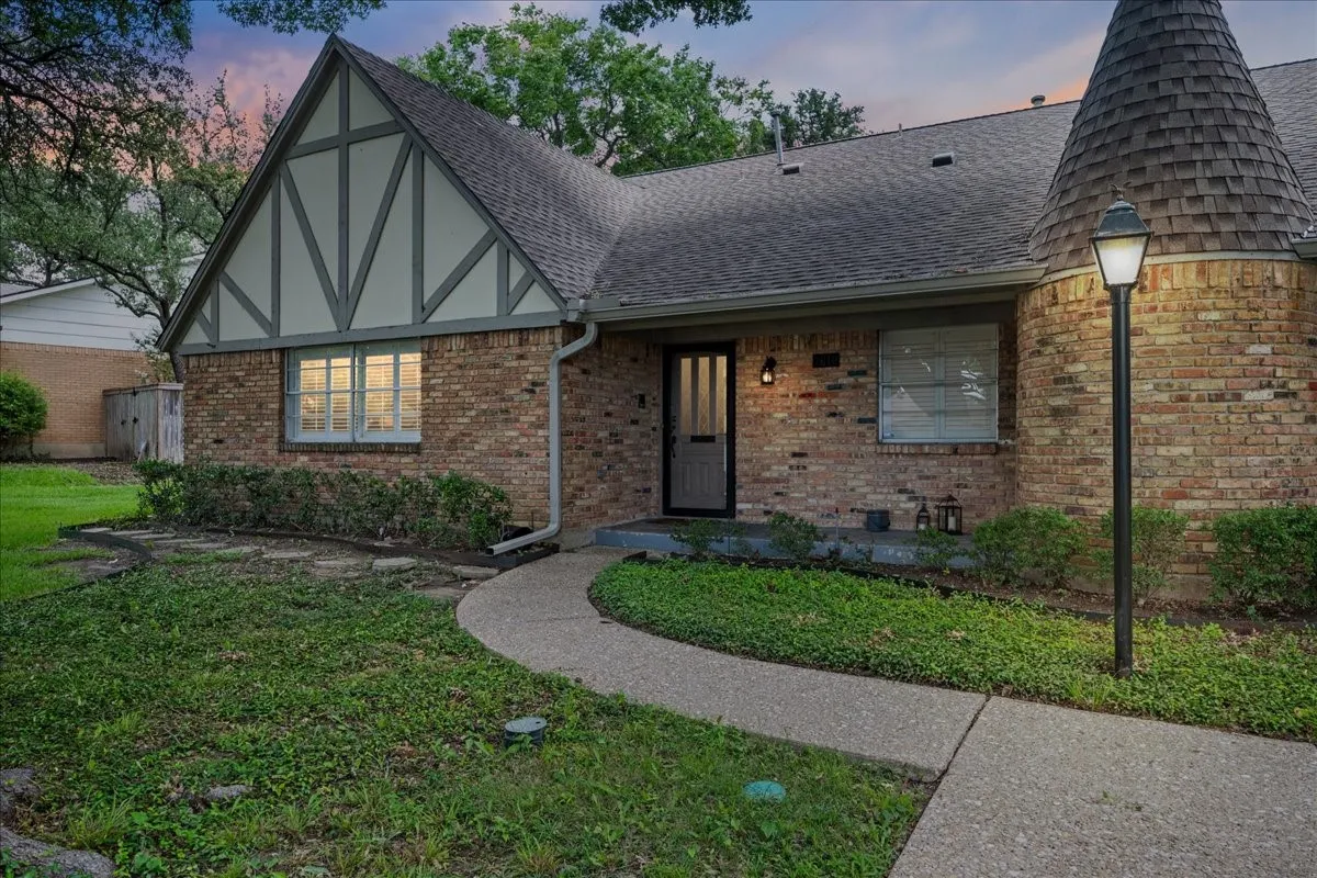 Duplex For Rent in Dallas County , 7610 Meadow Oaks Drive, Dallas, Texas 75230, 3 Bedroom, 2 Bathroom, 2 Garage spaces, 2,102 Sqft, built in 1969, mls#21315040, Real Estate Agent in Dallas, Homes For Rent in Dallas county, Homes For Rent in Dallas, Realtor in Dallas Texas, Real Estate Brokerage Independent Realty Texas, Luminita Cordes Realtor