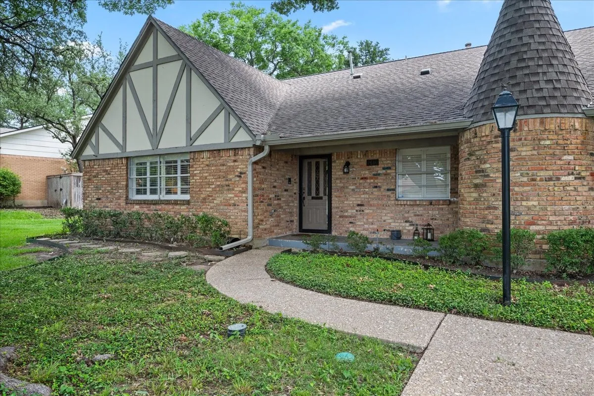 Duplex For Rent in Dallas County , 7610 Meadow Oaks Drive, Dallas, Texas 75230, 3 Bedroom, 2 Bathroom, 2 Garage spaces, 2,102 Sqft, built in 1969, mls#21315040, Real Estate Agent in Dallas, Homes For Rent in Dallas county, Homes For Rent in Dallas, Realtor in Dallas Texas, Real Estate Brokerage Independent Realty Texas, Luminita Cordes Realtor