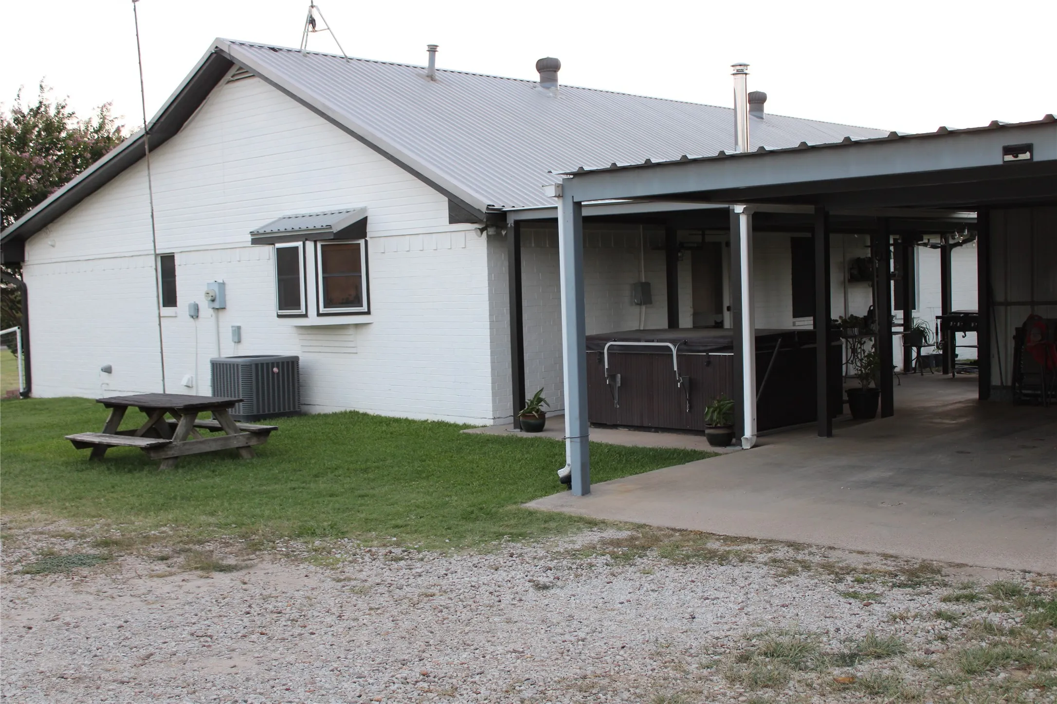 Single Family Residence For Sale in Parker County , 9612 West Highway 199, Poolville, Texas 76487, 3 Bedrooms, 2 Bathrooms, 2 Garage spaces, 1,620 Sqft, built in 2000, Price $549,000, mls#21315949, Real Estate Agent in Poolville, Homes For Sale in Parker county, Homes For Sale in Poolville, Realtor in Poolville Texas, Real Estate Brokerage Independent Realty Texas, Luminita Cordes Realtor