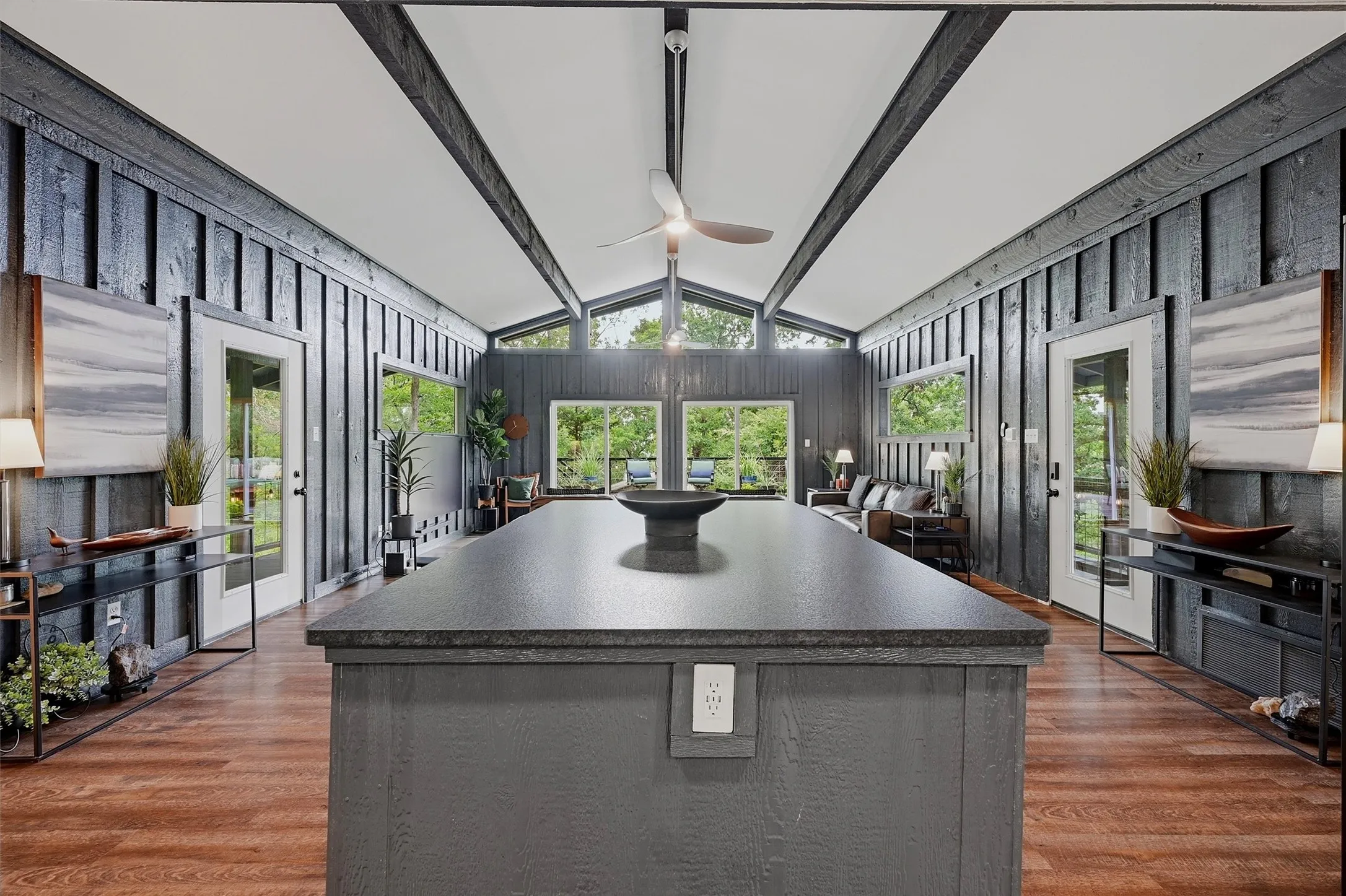 Single Family Residence For Sale in Grayson County , 130 Spanish Trail, Pottsboro, Texas 75076, 3 Bedroom, 2 Bathroom, Garage spaces, 1,935 Sqft, built in 1961, mls#21315900, Real Estate Agent in Pottsboro, Homes For Sale in Grayson county, Homes For Sale in Pottsboro, Realtor in Pottsboro Texas, Real Estate Brokerage Independent Realty Texas, Luminita Cordes Realtor