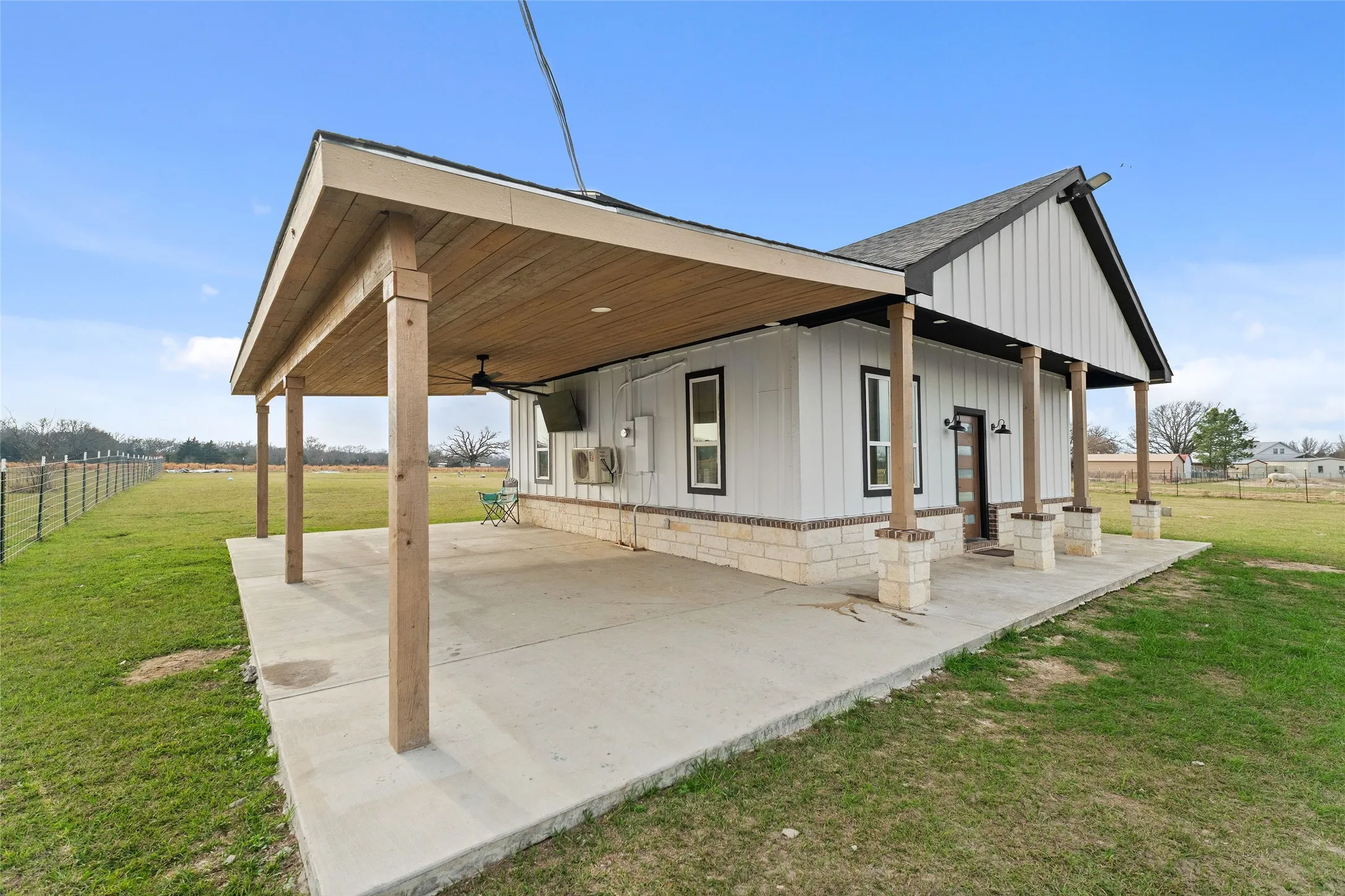 Single Family Residence For Sale in Van Zandt County , 2340 VZ County 1905, Fruitvale, Texas 75127, 2 Bedroom, 1 Bathroom, Garage spaces, 1,100 Sqft, built in 2024, mls#21315966, Real Estate Agent in Fruitvale, Homes For Sale in Van Zandt county, Homes For Sale in Fruitvale, Realtor in Fruitvale Texas, Real Estate Brokerage Independent Realty Texas, Luminita Cordes Realtor