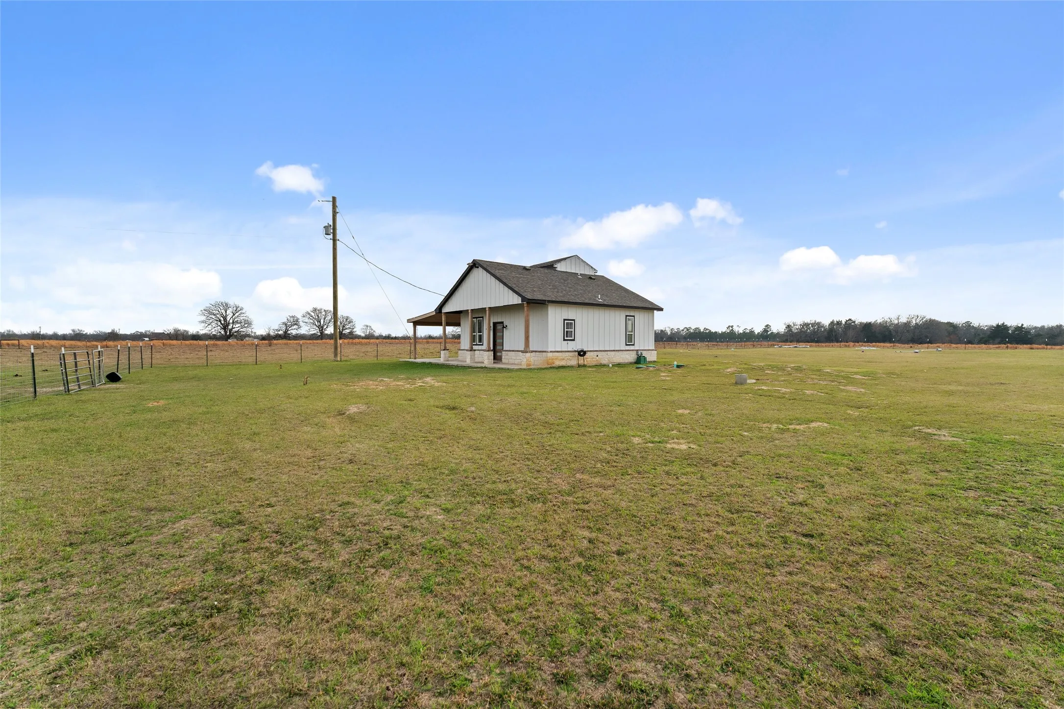 Single Family Residence For Sale in Van Zandt County , 2340 VZ County 1905, Fruitvale, Texas 75127, 2 Bedroom, 1 Bathroom, Garage spaces, 1,100 Sqft, built in 2024, mls#21315966, Real Estate Agent in Fruitvale, Homes For Sale in Van Zandt county, Homes For Sale in Fruitvale, Realtor in Fruitvale Texas, Real Estate Brokerage Independent Realty Texas, Luminita Cordes Realtor