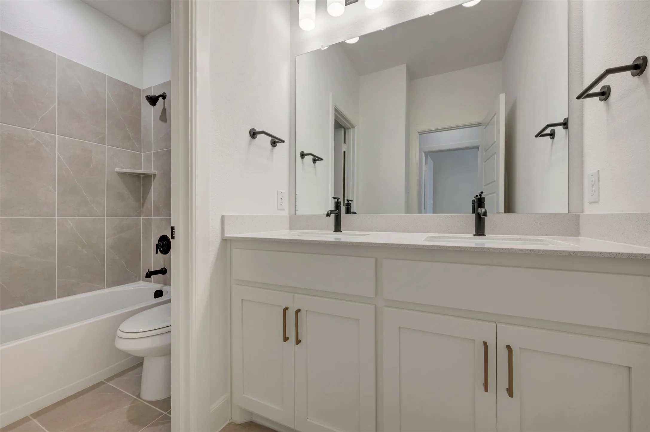 Dual vanity with undermount sinks and quartz countertop