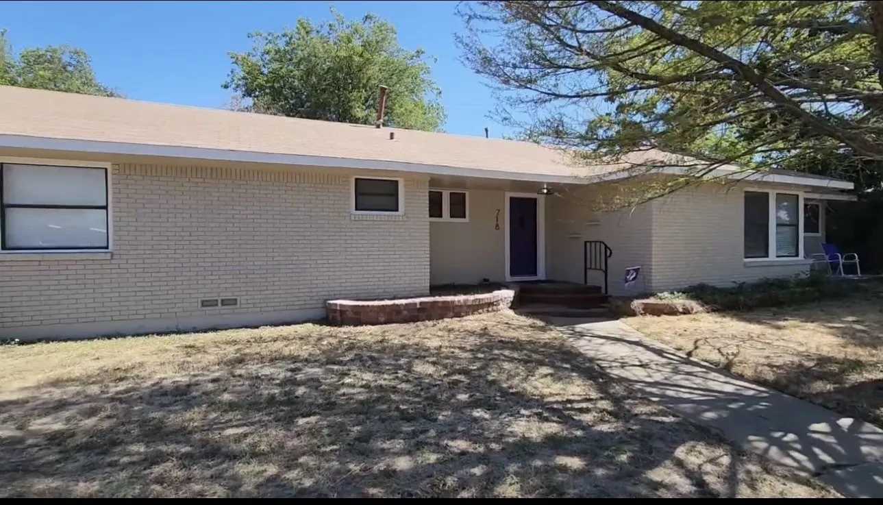 Single Family Residence For Rent in Erath County , 718 College, Stephenville, Texas 76401, 8 Bedroom, 5 Bathroom, 1 Garage spaces, 3,043 Sqft, built in 1949, mls#21315935, Real Estate Agent in Stephenville, Homes For Rent in Erath county, Homes For Rent in Stephenville, Realtor in Stephenville Texas, Real Estate Brokerage Independent Realty Texas, Luminita Cordes Realtor