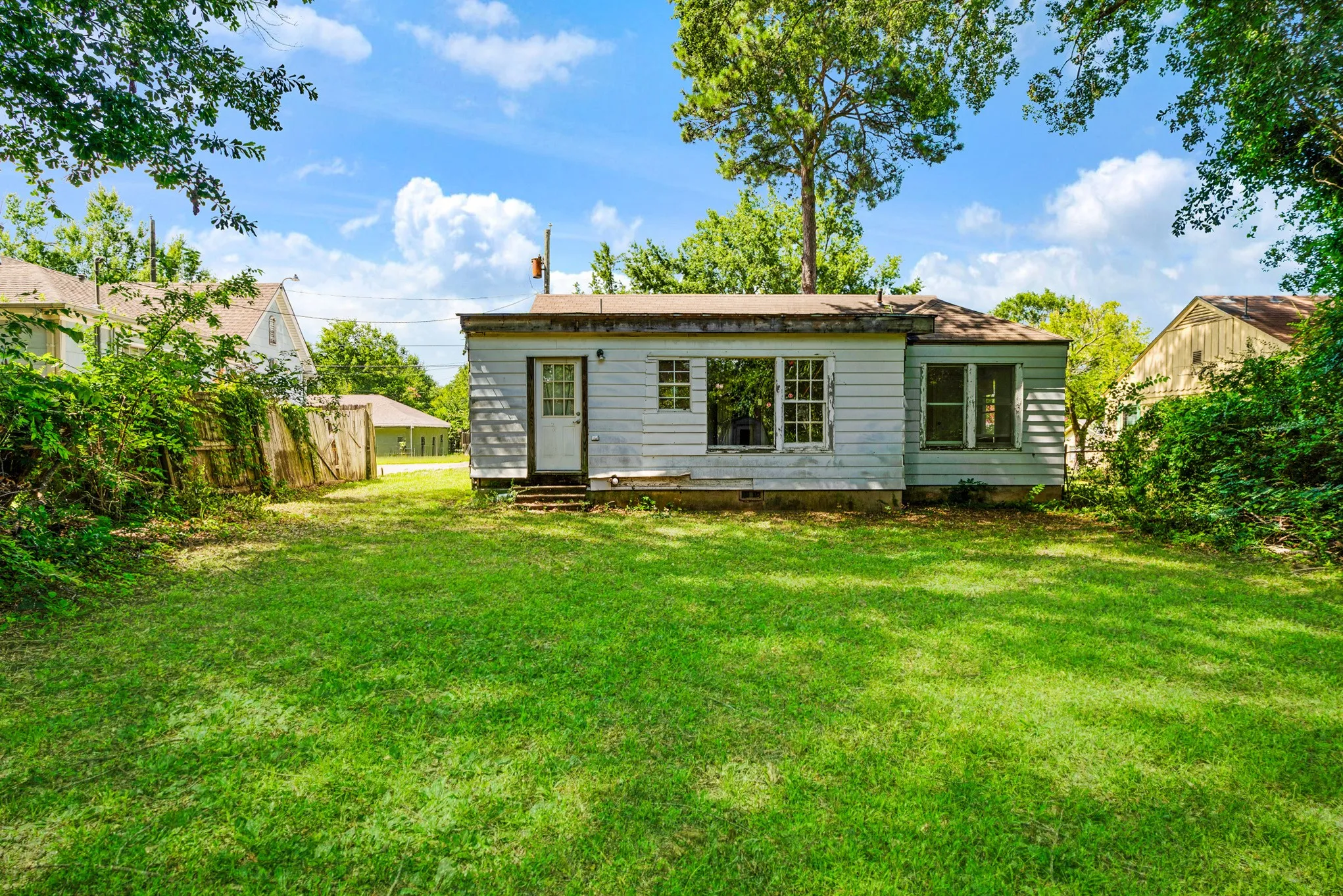 Single Family Residence For Sale in Lamar County , 2106 Cleveland Street, Paris, Texas 75460, 3 Bedroom, 2 Bathroom, Garage spaces, 1,296 Sqft, built in 1939, mls#21315981, Real Estate Agent in Paris, Homes For Sale in Lamar county, Homes For Sale in Paris, Realtor in Paris Texas, Real Estate Brokerage Independent Realty Texas, Luminita Cordes Realtor