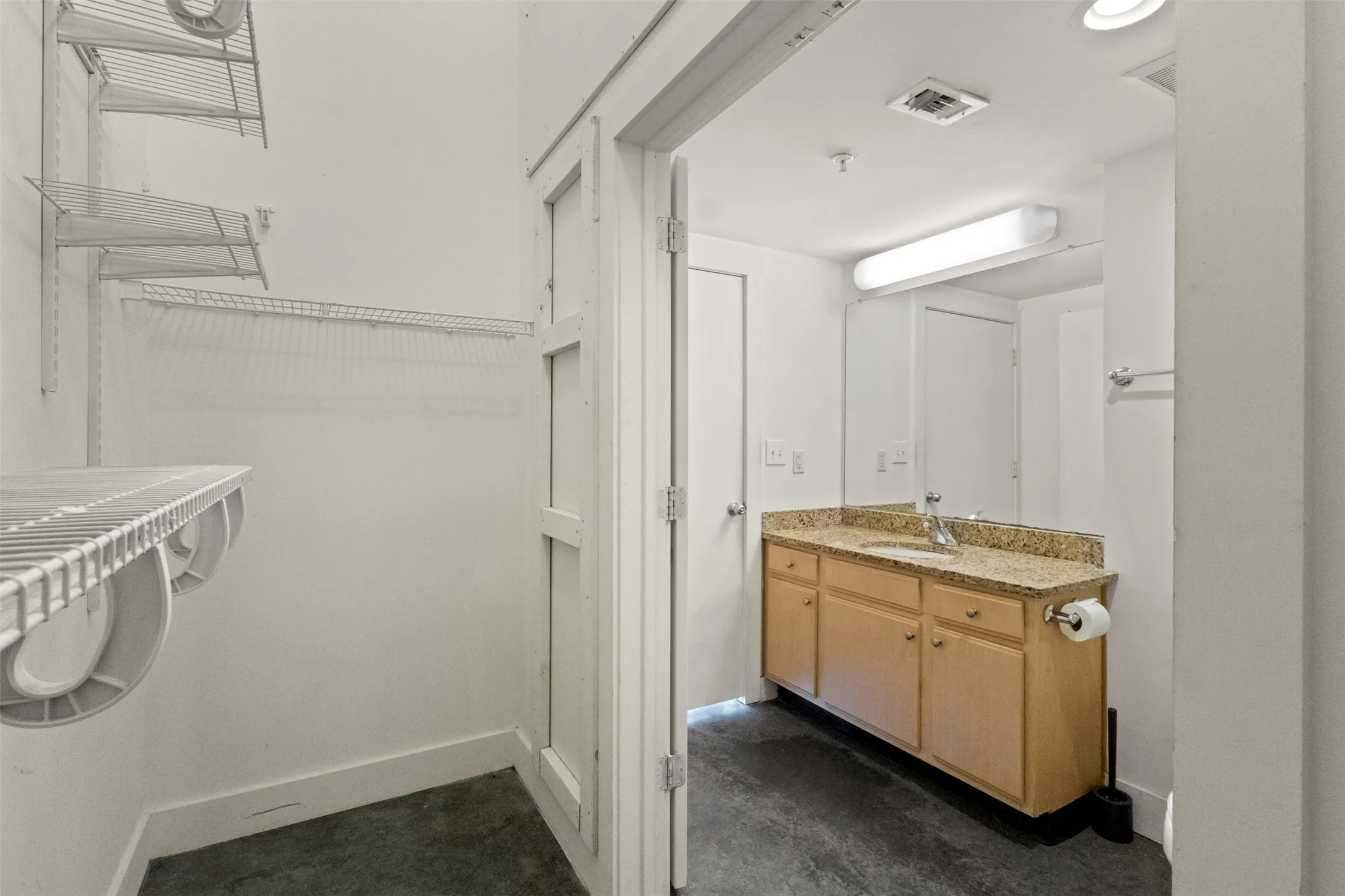 Condominium For Sale in Dallas County , 2502 Live Oak Street 236, Dallas, Texas 75204, 1 Bedroom, 1 Bathroom, 1 Garage spaces, 894 Sqft, built in 1998, mls#21311748, Real Estate Agent in Dallas, Homes For Sale in Dallas county, Homes For Sale in Dallas, Realtor in Dallas Texas, Real Estate Brokerage Independent Realty Texas, Luminita Cordes Realtor