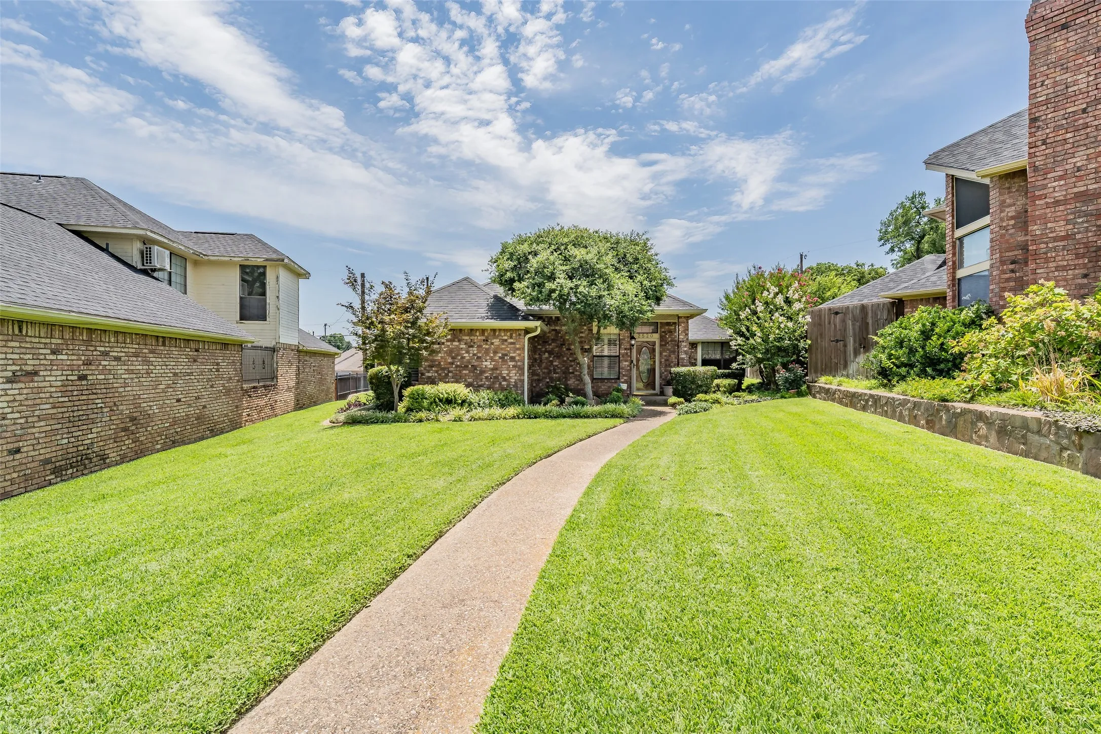 Single Family Residence For Sale in Dallas County , 2520 Pecan Grove Court, Irving, Texas 75060, 3 Bedroom, 2 Bathroom, 2 Garage spaces, 1,809 Sqft, built in 1985, mls#21315973, Real Estate Agent in Irving, Homes For Sale in Dallas county, Homes For Sale in Irving, Realtor in Irving Texas, Real Estate Brokerage Independent Realty Texas, Luminita Cordes Realtor