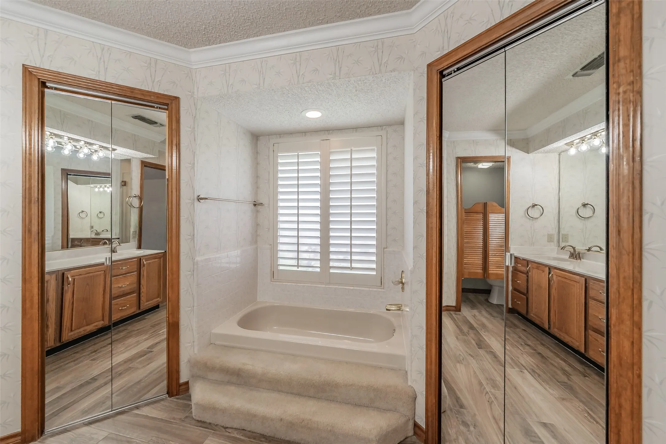 Single Family Residence For Sale in Dallas County , 2520 Pecan Grove Court, Irving, Texas 75060, 3 Bedroom, 2 Bathroom, 2 Garage spaces, 1,809 Sqft, built in 1985, mls#21315973, Real Estate Agent in Irving, Homes For Sale in Dallas county, Homes For Sale in Irving, Realtor in Irving Texas, Real Estate Brokerage Independent Realty Texas, Luminita Cordes Realtor