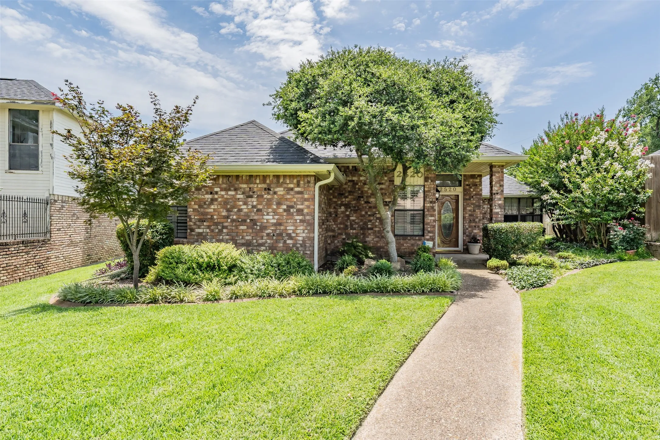 Single Family Residence For Sale in Dallas County , 2520 Pecan Grove Court, Irving, Texas 75060, 3 Bedroom, 2 Bathroom, 2 Garage spaces, 1,809 Sqft, built in 1985, mls#21315973, Real Estate Agent in Irving, Homes For Sale in Dallas county, Homes For Sale in Irving, Realtor in Irving Texas, Real Estate Brokerage Independent Realty Texas, Luminita Cordes Realtor