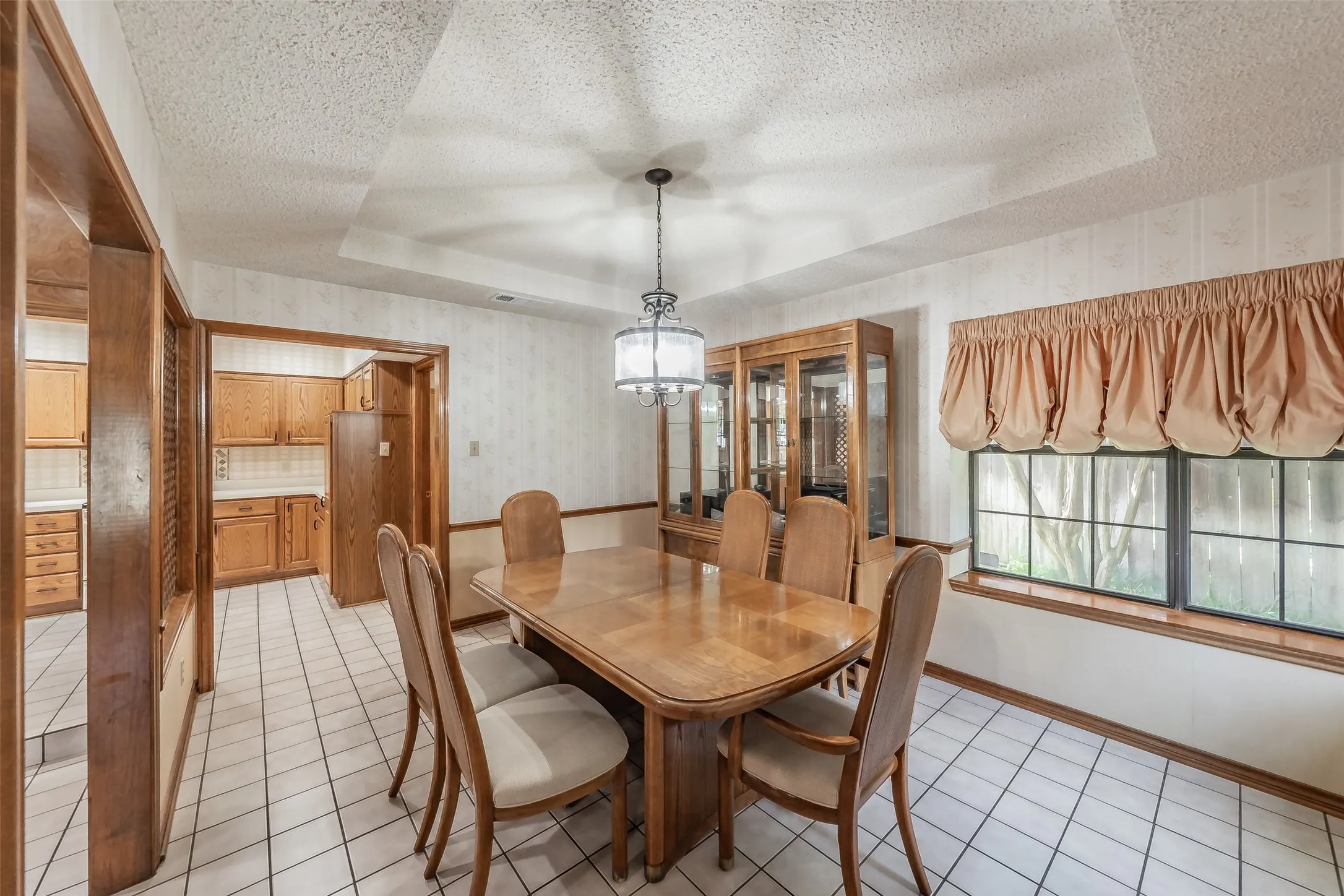 Single Family Residence For Sale in Dallas County , 2520 Pecan Grove Court, Irving, Texas 75060, 3 Bedroom, 2 Bathroom, 2 Garage spaces, 1,809 Sqft, built in 1985, mls#21315973, Real Estate Agent in Irving, Homes For Sale in Dallas county, Homes For Sale in Irving, Realtor in Irving Texas, Real Estate Brokerage Independent Realty Texas, Luminita Cordes Realtor
