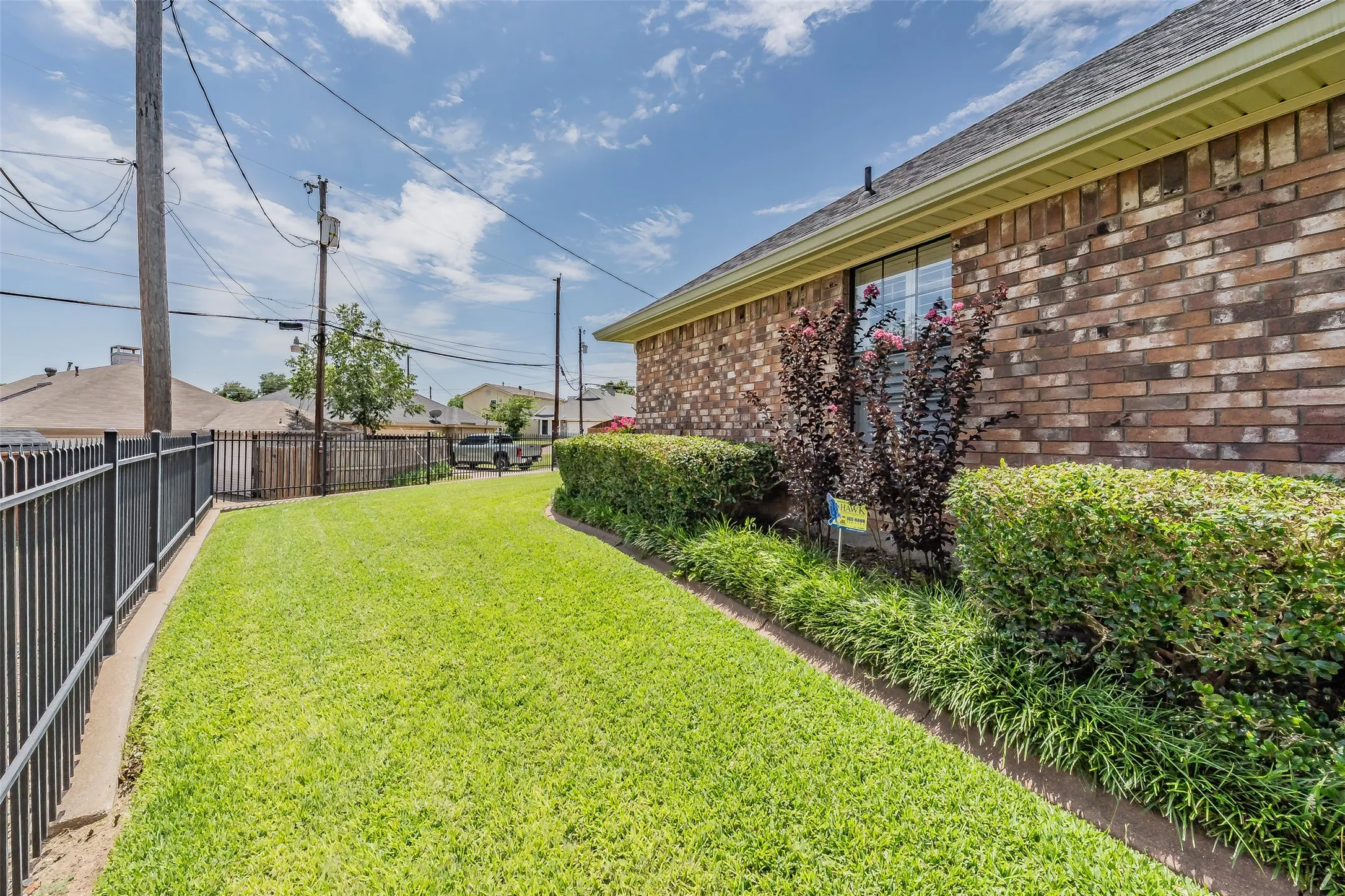 Single Family Residence For Sale in Dallas County , 2520 Pecan Grove Court, Irving, Texas 75060, 3 Bedroom, 2 Bathroom, 2 Garage spaces, 1,809 Sqft, built in 1985, mls#21315973, Real Estate Agent in Irving, Homes For Sale in Dallas county, Homes For Sale in Irving, Realtor in Irving Texas, Real Estate Brokerage Independent Realty Texas, Luminita Cordes Realtor