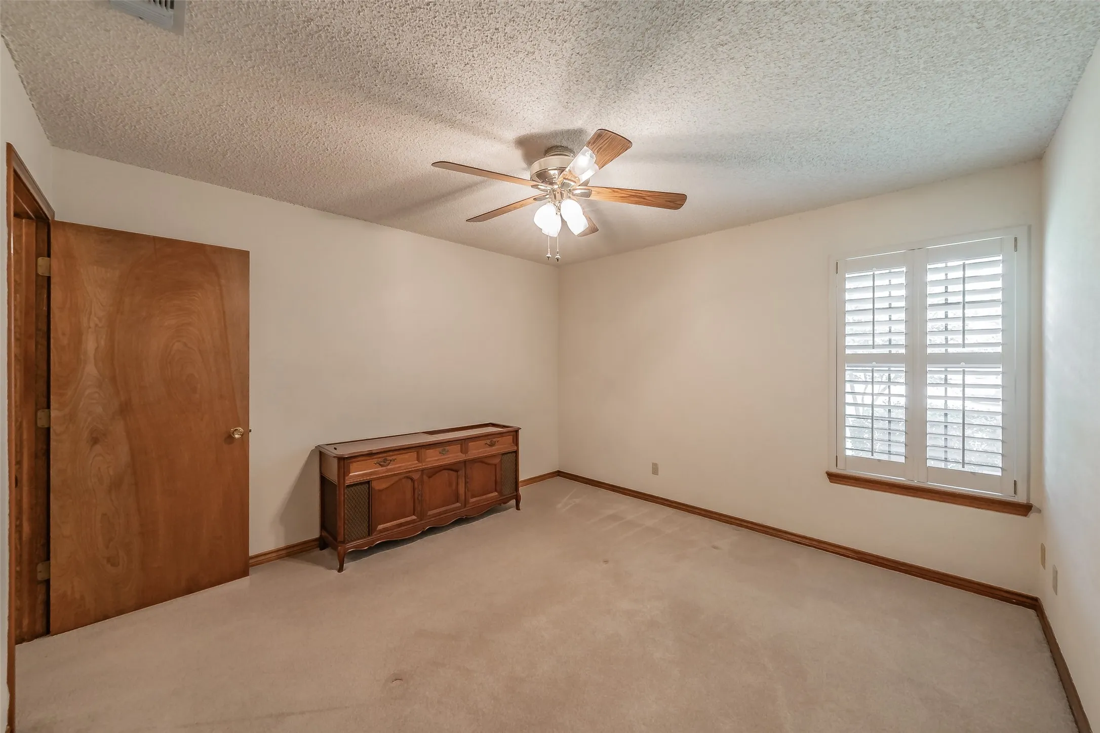 Single Family Residence For Sale in Dallas County , 2520 Pecan Grove Court, Irving, Texas 75060, 3 Bedroom, 2 Bathroom, 2 Garage spaces, 1,809 Sqft, built in 1985, mls#21315973, Real Estate Agent in Irving, Homes For Sale in Dallas county, Homes For Sale in Irving, Realtor in Irving Texas, Real Estate Brokerage Independent Realty Texas, Luminita Cordes Realtor