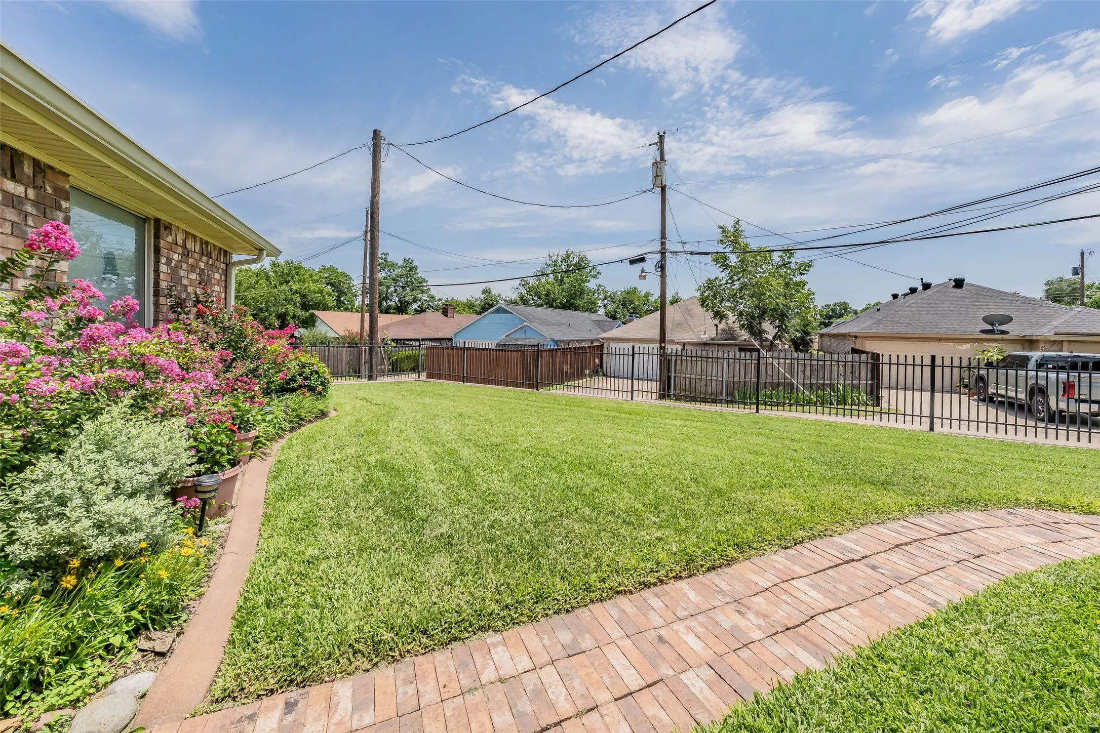 Single Family Residence For Sale in Dallas County , 2520 Pecan Grove Court, Irving, Texas 75060, 3 Bedroom, 2 Bathroom, 2 Garage spaces, 1,809 Sqft, built in 1985, mls#21315973, Real Estate Agent in Irving, Homes For Sale in Dallas county, Homes For Sale in Irving, Realtor in Irving Texas, Real Estate Brokerage Independent Realty Texas, Luminita Cordes Realtor