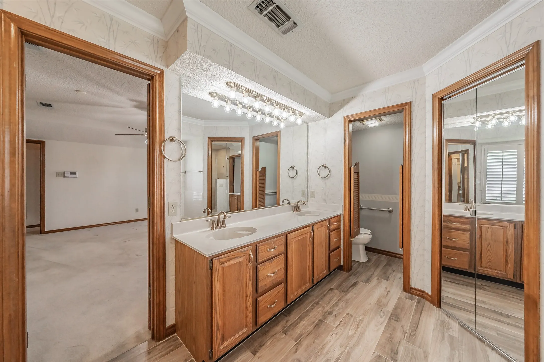 Single Family Residence For Sale in Dallas County , 2520 Pecan Grove Court, Irving, Texas 75060, 3 Bedroom, 2 Bathroom, 2 Garage spaces, 1,809 Sqft, built in 1985, mls#21315973, Real Estate Agent in Irving, Homes For Sale in Dallas county, Homes For Sale in Irving, Realtor in Irving Texas, Real Estate Brokerage Independent Realty Texas, Luminita Cordes Realtor