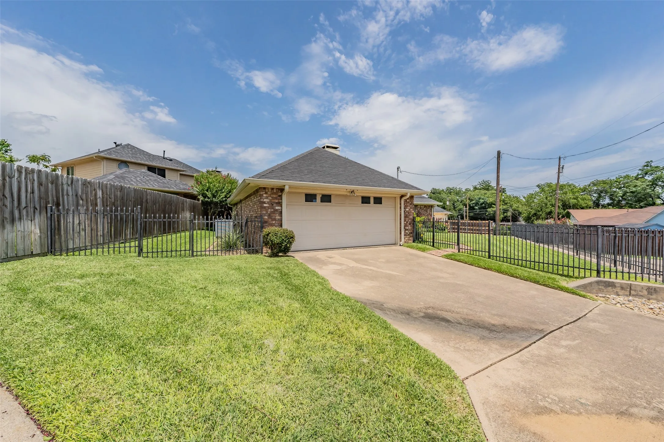 Single Family Residence For Sale in Dallas County , 2520 Pecan Grove Court, Irving, Texas 75060, 3 Bedroom, 2 Bathroom, 2 Garage spaces, 1,809 Sqft, built in 1985, mls#21315973, Real Estate Agent in Irving, Homes For Sale in Dallas county, Homes For Sale in Irving, Realtor in Irving Texas, Real Estate Brokerage Independent Realty Texas, Luminita Cordes Realtor