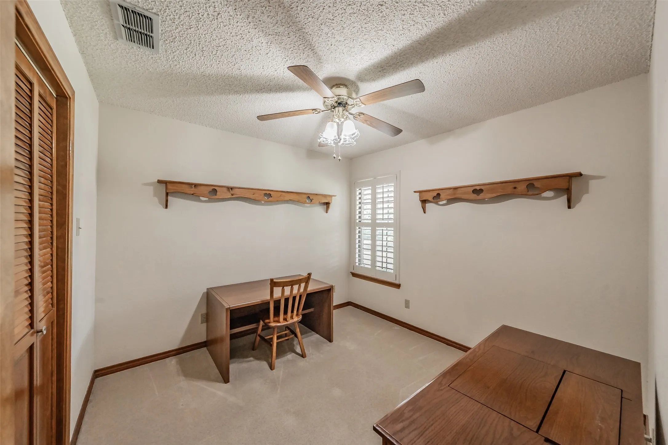 Single Family Residence For Sale in Dallas County , 2520 Pecan Grove Court, Irving, Texas 75060, 3 Bedroom, 2 Bathroom, 2 Garage spaces, 1,809 Sqft, built in 1985, mls#21315973, Real Estate Agent in Irving, Homes For Sale in Dallas county, Homes For Sale in Irving, Realtor in Irving Texas, Real Estate Brokerage Independent Realty Texas, Luminita Cordes Realtor