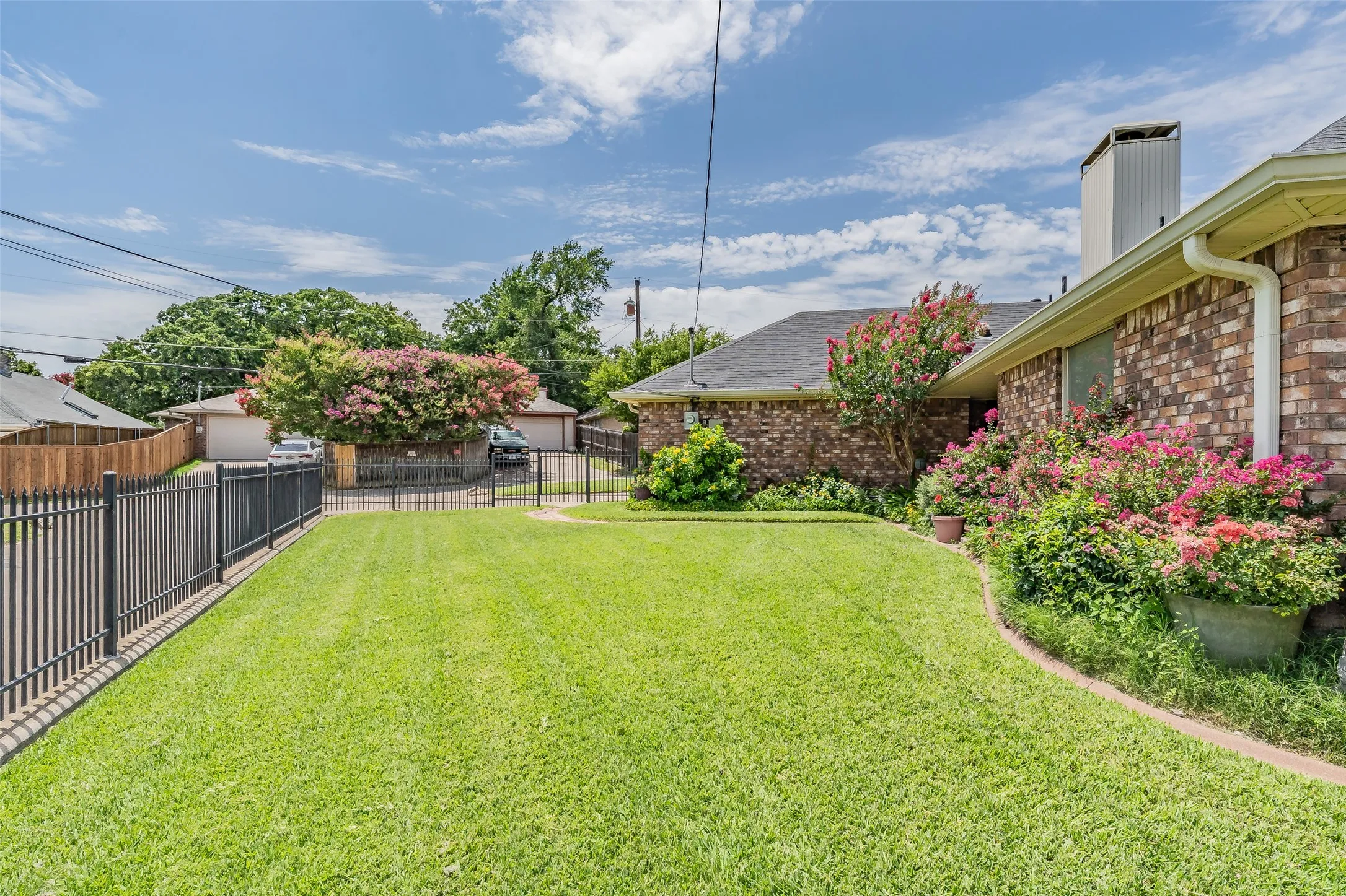 Single Family Residence For Sale in Dallas County , 2520 Pecan Grove Court, Irving, Texas 75060, 3 Bedroom, 2 Bathroom, 2 Garage spaces, 1,809 Sqft, built in 1985, mls#21315973, Real Estate Agent in Irving, Homes For Sale in Dallas county, Homes For Sale in Irving, Realtor in Irving Texas, Real Estate Brokerage Independent Realty Texas, Luminita Cordes Realtor