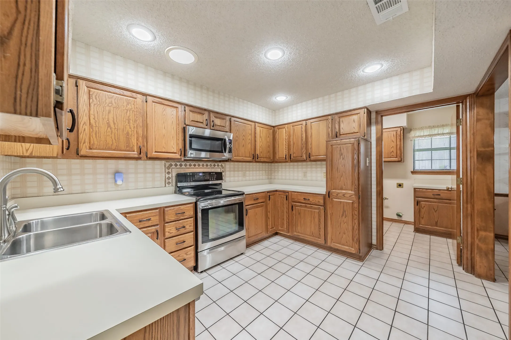 Single Family Residence For Sale in Dallas County , 2520 Pecan Grove Court, Irving, Texas 75060, 3 Bedroom, 2 Bathroom, 2 Garage spaces, 1,809 Sqft, built in 1985, mls#21315973, Real Estate Agent in Irving, Homes For Sale in Dallas county, Homes For Sale in Irving, Realtor in Irving Texas, Real Estate Brokerage Independent Realty Texas, Luminita Cordes Realtor