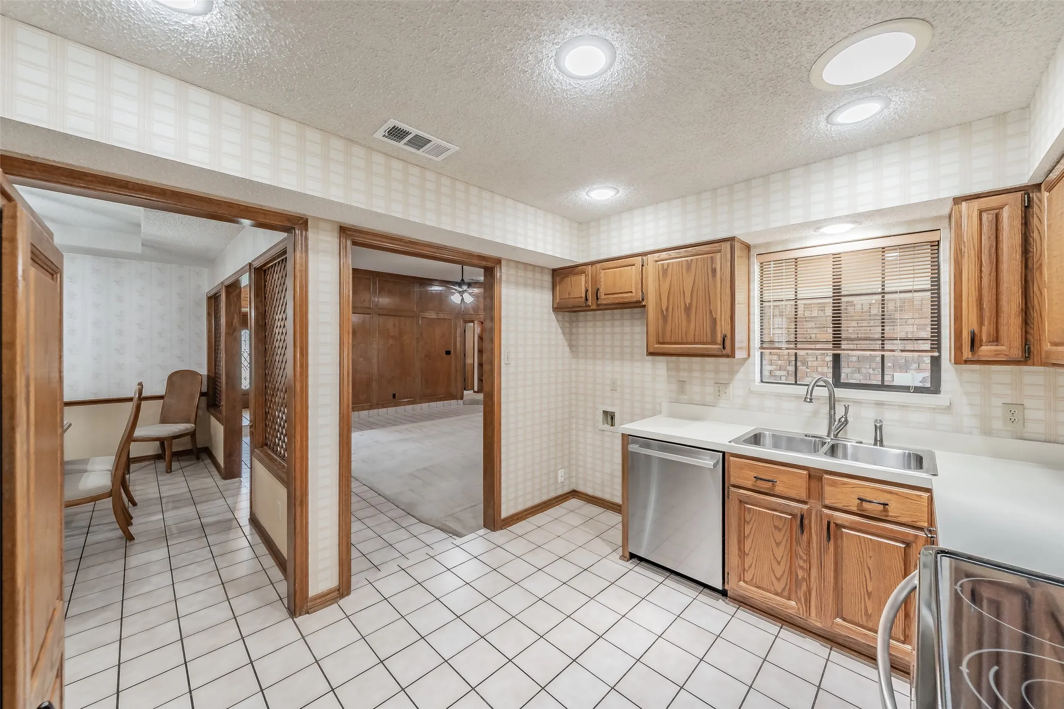 Single Family Residence For Sale in Dallas County , 2520 Pecan Grove Court, Irving, Texas 75060, 3 Bedroom, 2 Bathroom, 2 Garage spaces, 1,809 Sqft, built in 1985, mls#21315973, Real Estate Agent in Irving, Homes For Sale in Dallas county, Homes For Sale in Irving, Realtor in Irving Texas, Real Estate Brokerage Independent Realty Texas, Luminita Cordes Realtor