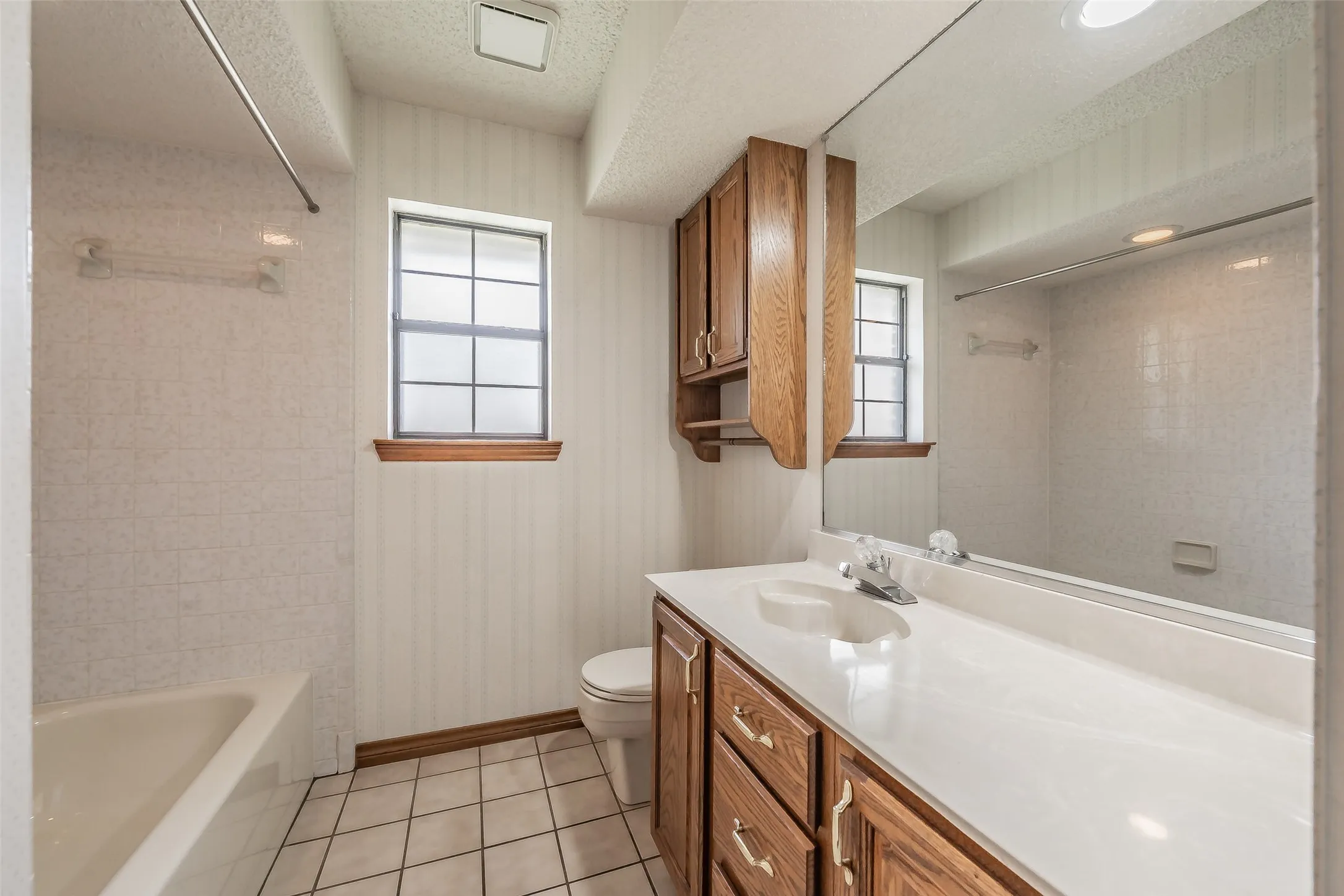 Single Family Residence For Sale in Dallas County , 2520 Pecan Grove Court, Irving, Texas 75060, 3 Bedroom, 2 Bathroom, 2 Garage spaces, 1,809 Sqft, built in 1985, mls#21315973, Real Estate Agent in Irving, Homes For Sale in Dallas county, Homes For Sale in Irving, Realtor in Irving Texas, Real Estate Brokerage Independent Realty Texas, Luminita Cordes Realtor