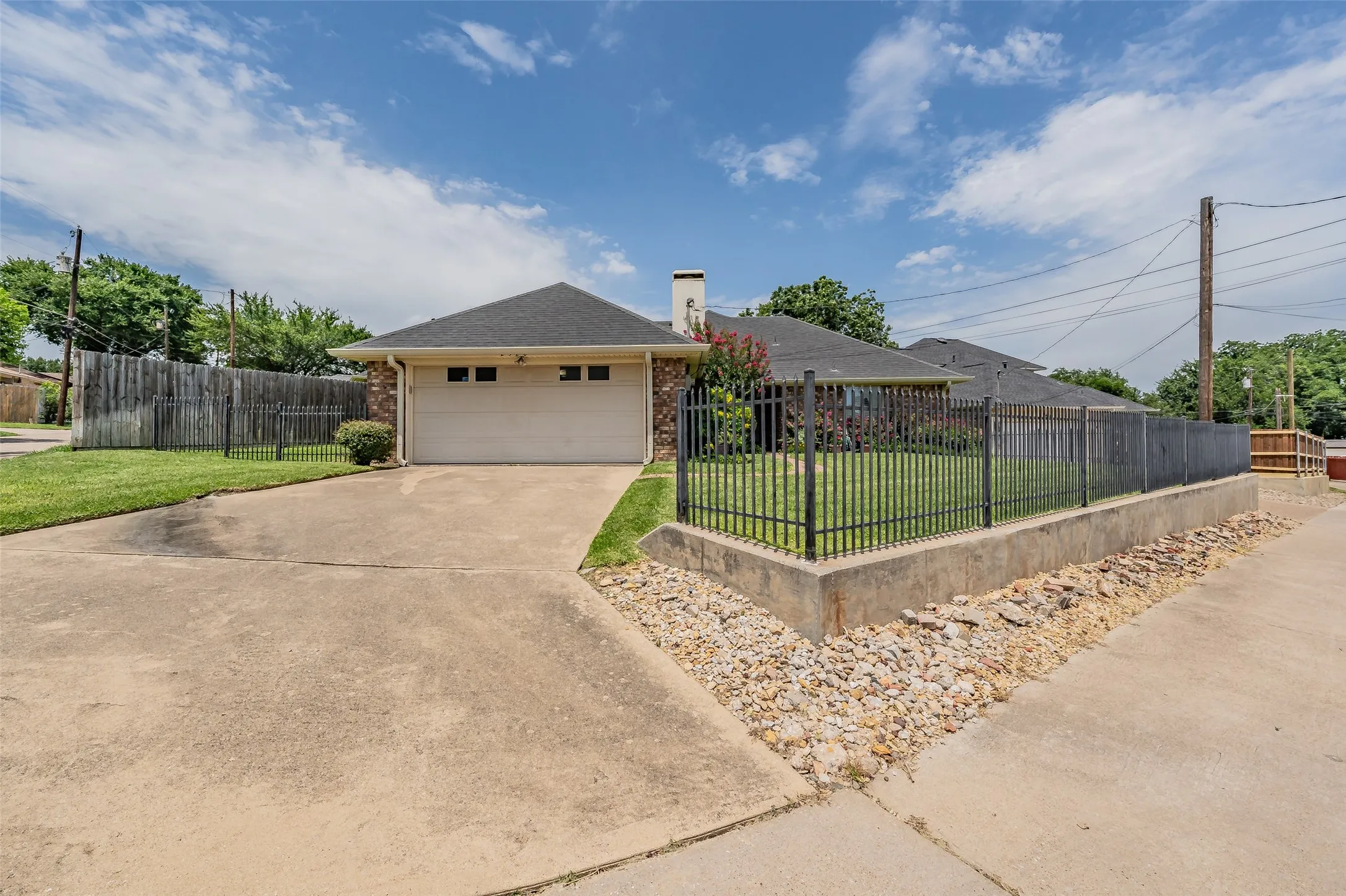 Single Family Residence For Sale in Dallas County , 2520 Pecan Grove Court, Irving, Texas 75060, 3 Bedroom, 2 Bathroom, 2 Garage spaces, 1,809 Sqft, built in 1985, mls#21315973, Real Estate Agent in Irving, Homes For Sale in Dallas county, Homes For Sale in Irving, Realtor in Irving Texas, Real Estate Brokerage Independent Realty Texas, Luminita Cordes Realtor