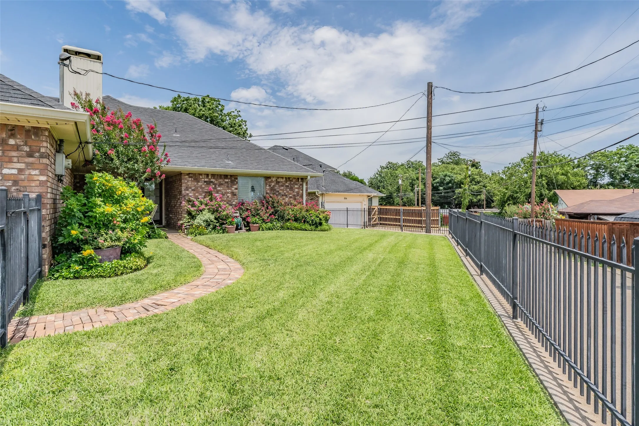 Single Family Residence For Sale in Dallas County , 2520 Pecan Grove Court, Irving, Texas 75060, 3 Bedroom, 2 Bathroom, 2 Garage spaces, 1,809 Sqft, built in 1985, mls#21315973, Real Estate Agent in Irving, Homes For Sale in Dallas county, Homes For Sale in Irving, Realtor in Irving Texas, Real Estate Brokerage Independent Realty Texas, Luminita Cordes Realtor
