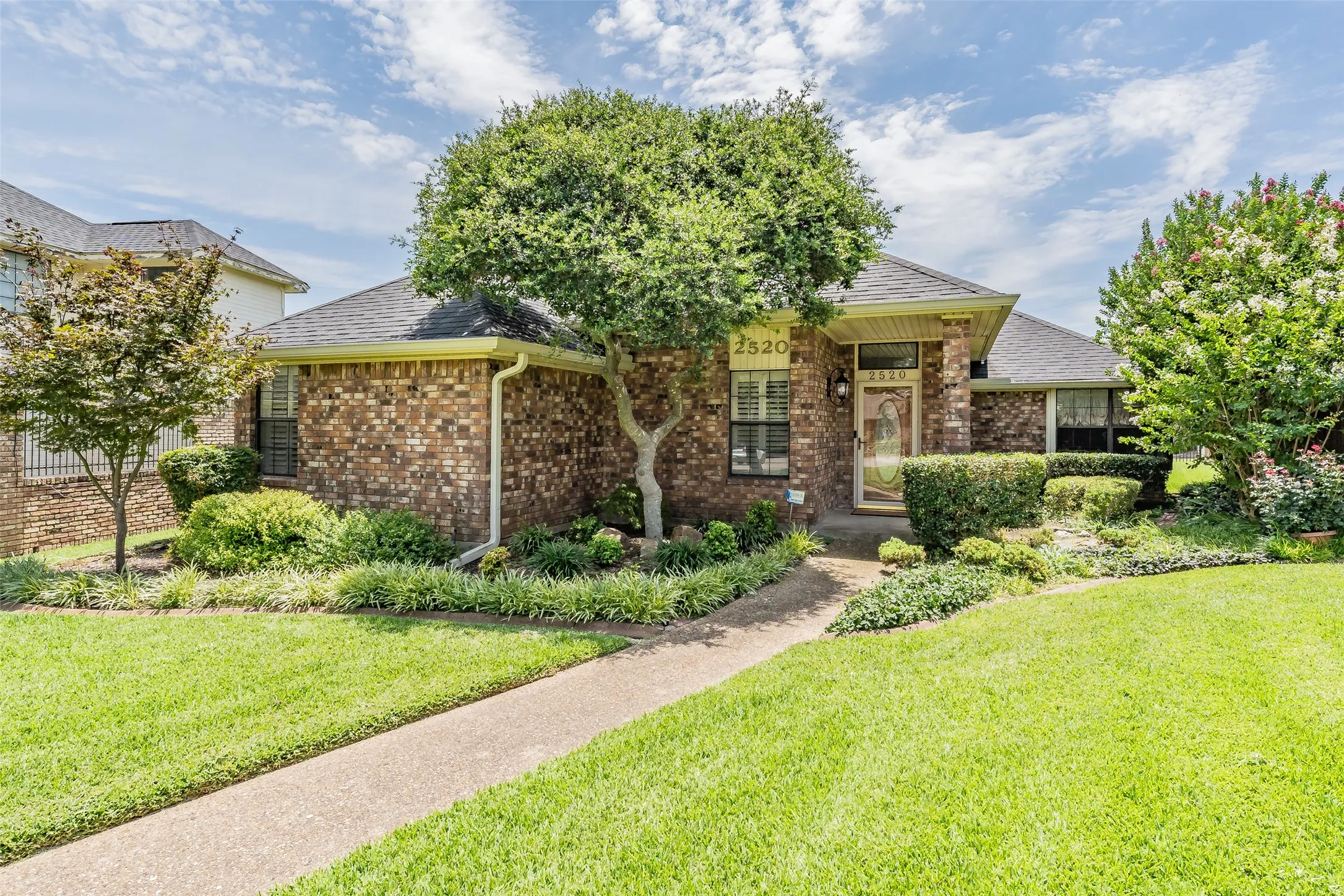 Single Family Residence For Sale in Dallas County , 2520 Pecan Grove Court, Irving, Texas 75060, 3 Bedroom, 2 Bathroom, 2 Garage spaces, 1,809 Sqft, built in 1985, mls#21315973, Real Estate Agent in Irving, Homes For Sale in Dallas county, Homes For Sale in Irving, Realtor in Irving Texas, Real Estate Brokerage Independent Realty Texas, Luminita Cordes Realtor