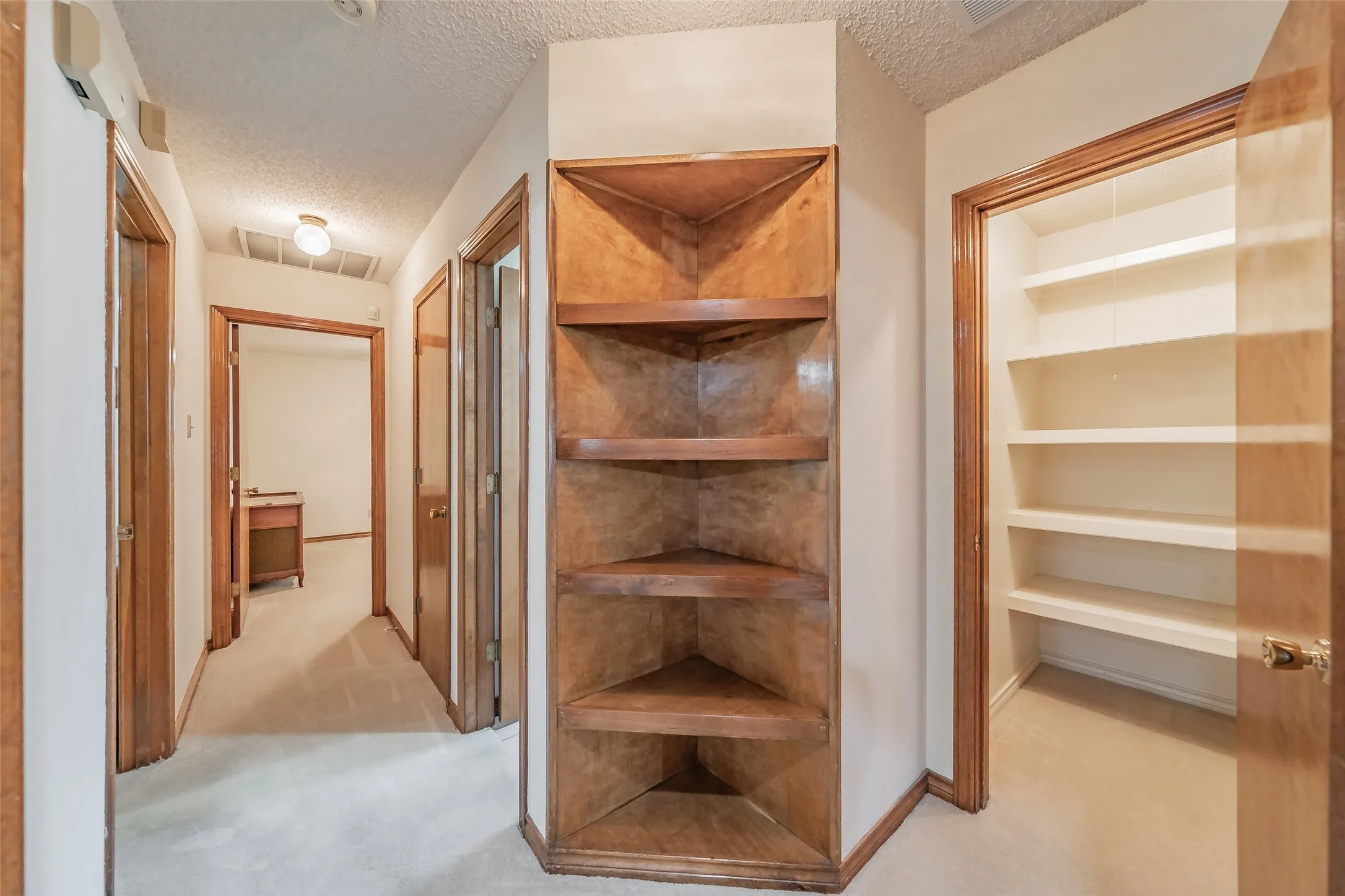 Single Family Residence For Sale in Dallas County , 2520 Pecan Grove Court, Irving, Texas 75060, 3 Bedroom, 2 Bathroom, 2 Garage spaces, 1,809 Sqft, built in 1985, mls#21315973, Real Estate Agent in Irving, Homes For Sale in Dallas county, Homes For Sale in Irving, Realtor in Irving Texas, Real Estate Brokerage Independent Realty Texas, Luminita Cordes Realtor