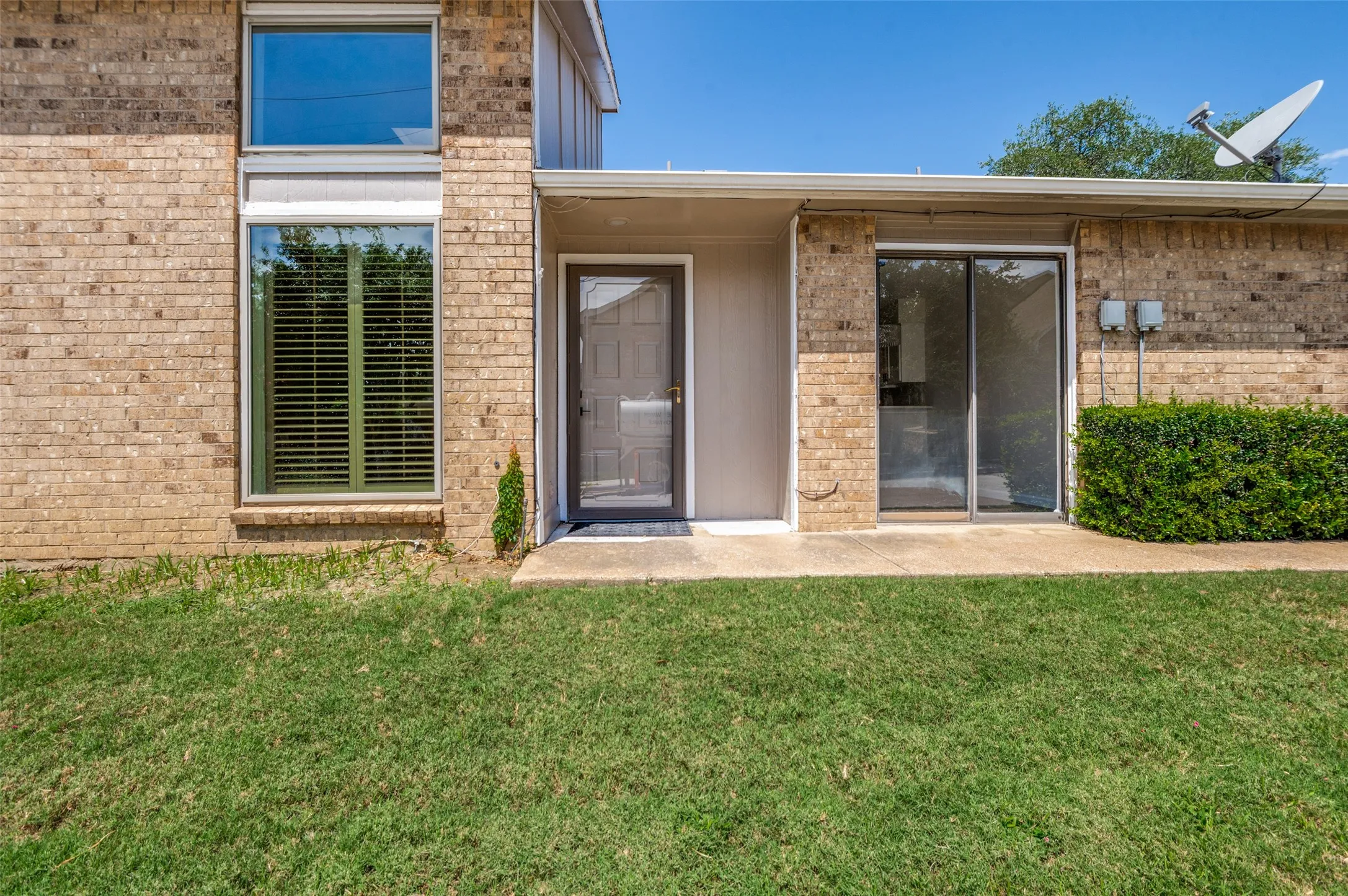 Townhouse For Sale in Dallas County , 2100 Mistymeadow Court, Carrollton, Texas 75006, 2 Bedroom, 3 Bathroom, 2 Garage spaces, 1,750 Sqft, built in 1981, mls#21316050, Real Estate Agent in Carrollton, Homes For Sale in Dallas county, Homes For Sale in Carrollton, Realtor in Carrollton Texas, Real Estate Brokerage Independent Realty Texas, Luminita Cordes Realtor