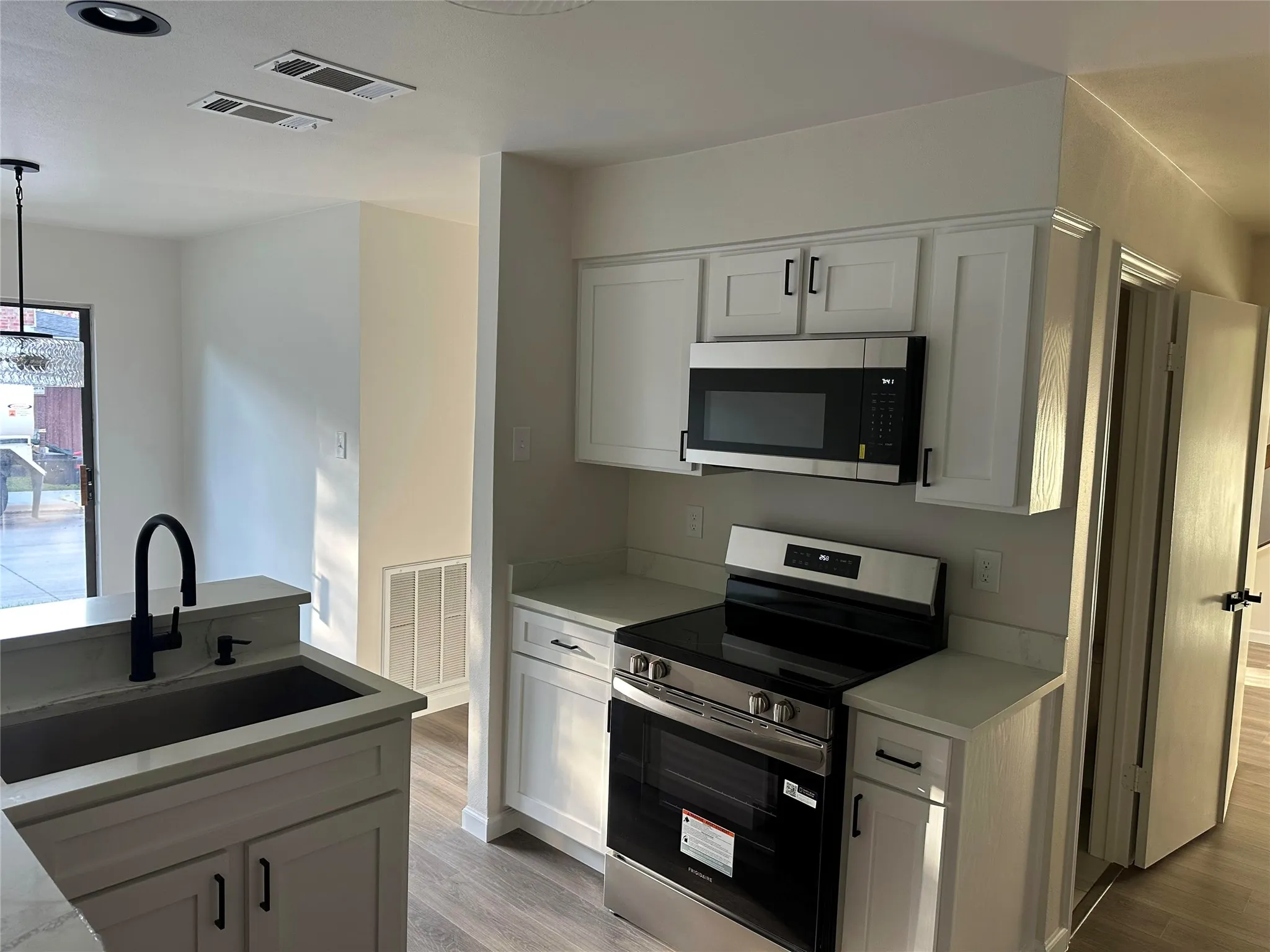 Townhouse For Sale in Dallas County , 2100 Mistymeadow Court, Carrollton, Texas 75006, 2 Bedroom, 3 Bathroom, 2 Garage spaces, 1,750 Sqft, built in 1981, mls#21316050, Real Estate Agent in Carrollton, Homes For Sale in Dallas county, Homes For Sale in Carrollton, Realtor in Carrollton Texas, Real Estate Brokerage Independent Realty Texas, Luminita Cordes Realtor