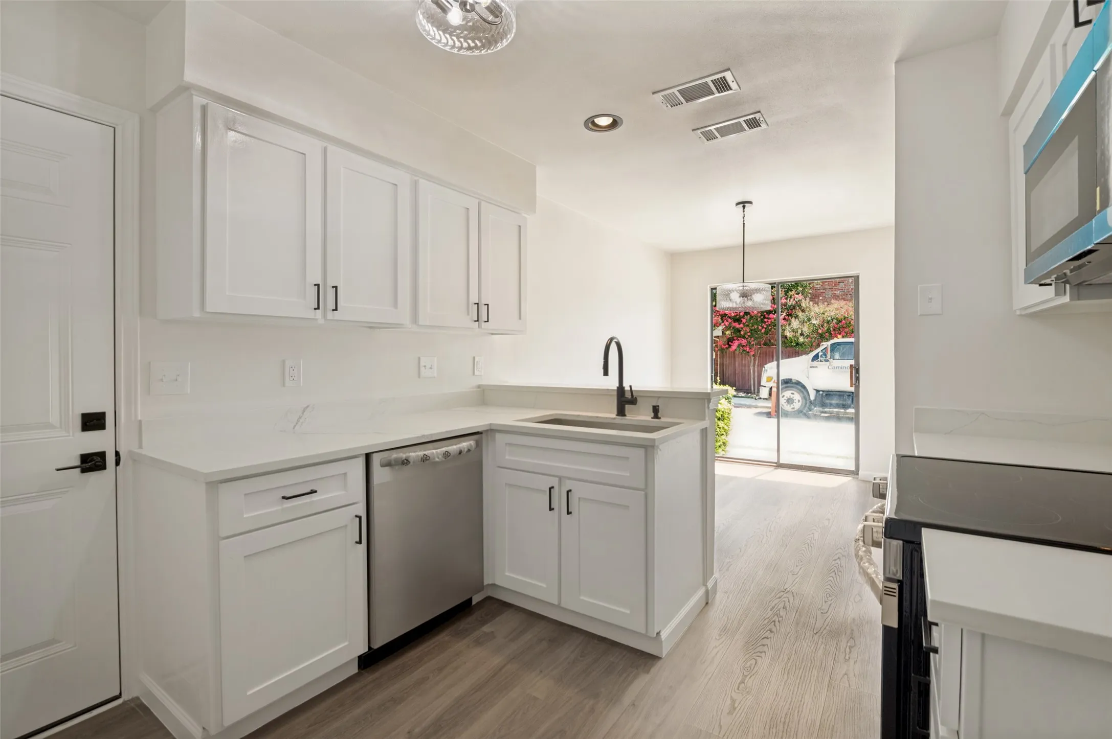 Townhouse For Sale in Dallas County , 2100 Mistymeadow Court, Carrollton, Texas 75006, 2 Bedroom, 3 Bathroom, 2 Garage spaces, 1,750 Sqft, built in 1981, mls#21316050, Real Estate Agent in Carrollton, Homes For Sale in Dallas county, Homes For Sale in Carrollton, Realtor in Carrollton Texas, Real Estate Brokerage Independent Realty Texas, Luminita Cordes Realtor