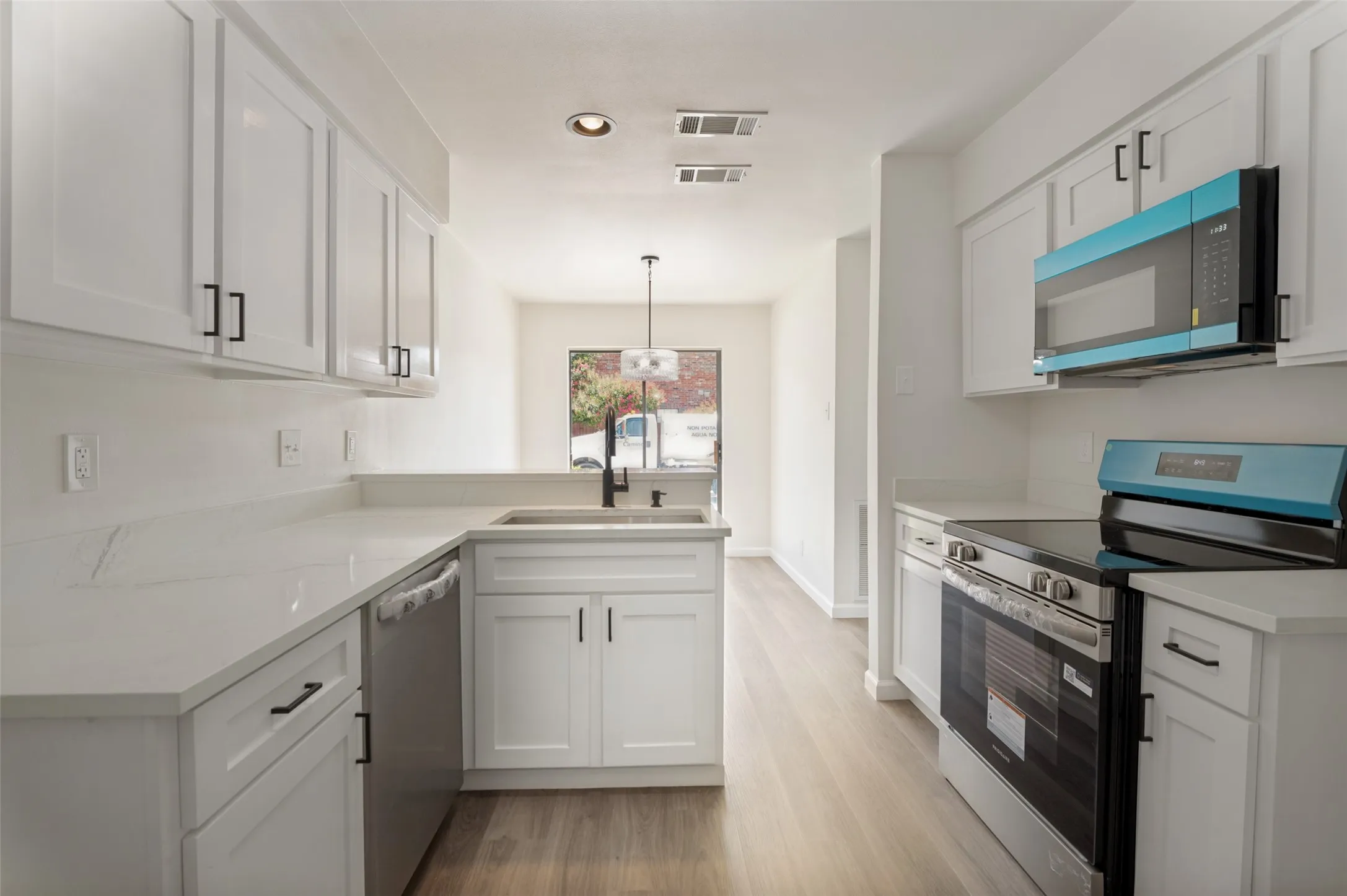 Townhouse For Sale in Dallas County , 2100 Mistymeadow Court, Carrollton, Texas 75006, 2 Bedroom, 3 Bathroom, 2 Garage spaces, 1,750 Sqft, built in 1981, mls#21316050, Real Estate Agent in Carrollton, Homes For Sale in Dallas county, Homes For Sale in Carrollton, Realtor in Carrollton Texas, Real Estate Brokerage Independent Realty Texas, Luminita Cordes Realtor