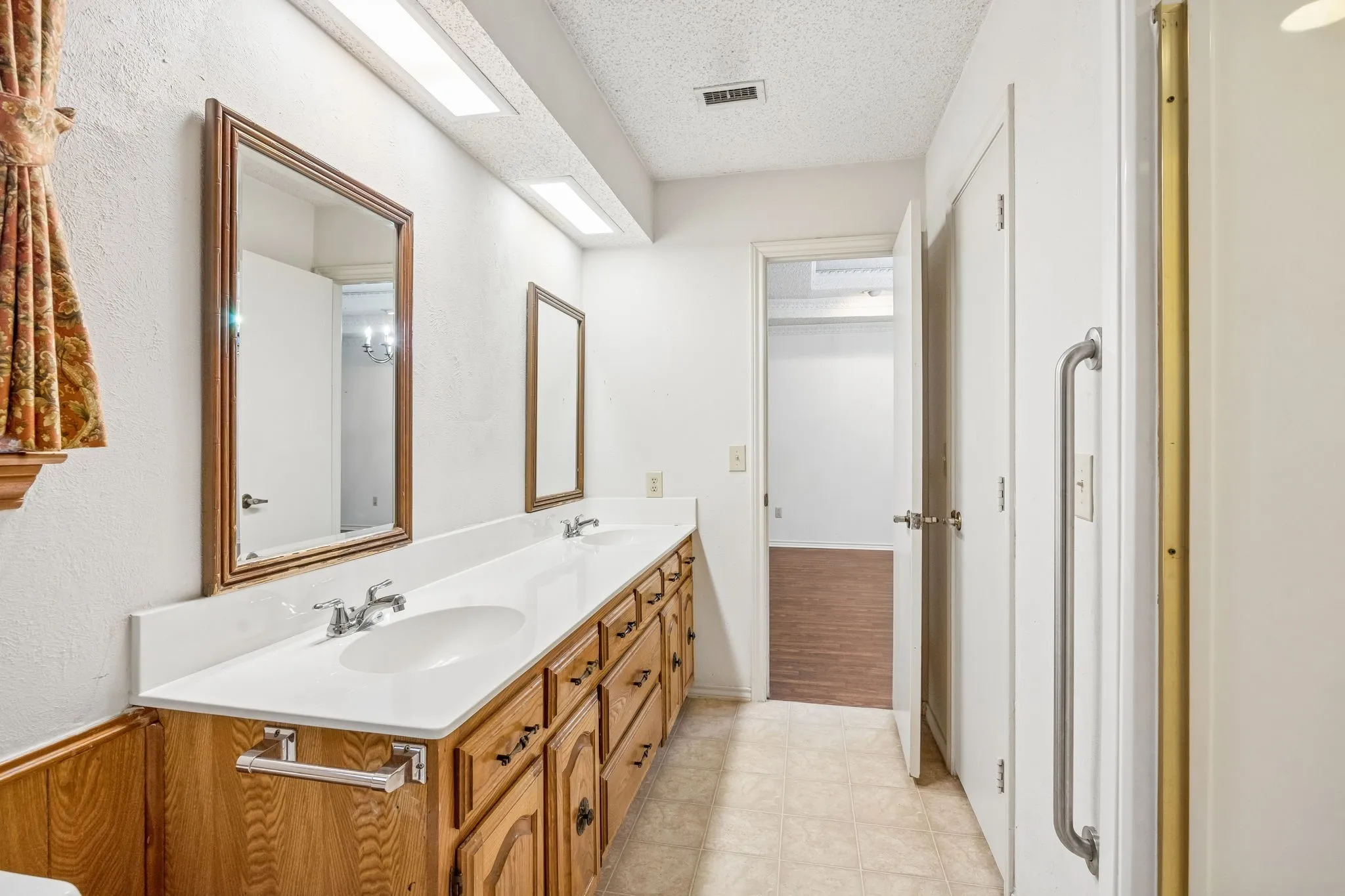 Single Family Residence For Sale in Dallas County , 505 Fireside Drive, Richardson, Texas 75081, 4 Bedroom, 3 Bathroom, 2 Garage spaces, 2,101 Sqft, built in 1978, mls#21316056, Real Estate Agent in Richardson, Homes For Sale in Dallas county, Homes For Sale in Richardson, Realtor in Richardson Texas, Real Estate Brokerage Independent Realty Texas, Luminita Cordes Realtor