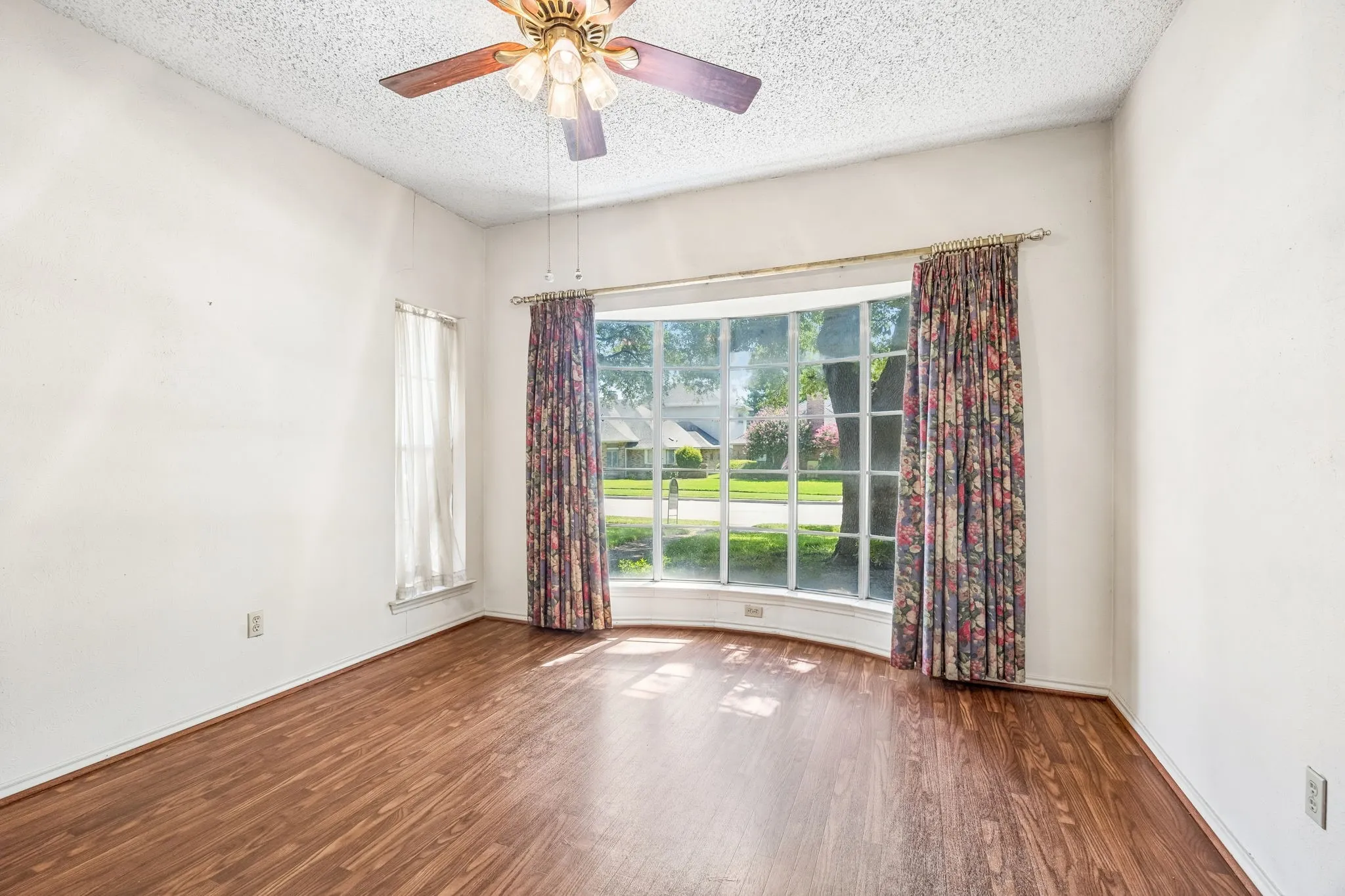 Single Family Residence For Sale in Dallas County , 505 Fireside Drive, Richardson, Texas 75081, 4 Bedroom, 3 Bathroom, 2 Garage spaces, 2,101 Sqft, built in 1978, mls#21316056, Real Estate Agent in Richardson, Homes For Sale in Dallas county, Homes For Sale in Richardson, Realtor in Richardson Texas, Real Estate Brokerage Independent Realty Texas, Luminita Cordes Realtor