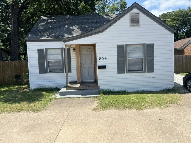 Single Family Residence For Sale in Dallas County , 206 W 6th Street, Irving, Texas 75060, 2 Bedroom, 2 Bathroom, Garage spaces, 1,166 Sqft, built in 1950, mls#21315449, Real Estate Agent in Irving, Homes For Sale in Dallas county, Homes For Sale in Irving, Realtor in Irving Texas, Real Estate Brokerage Independent Realty Texas, Luminita Cordes Realtor