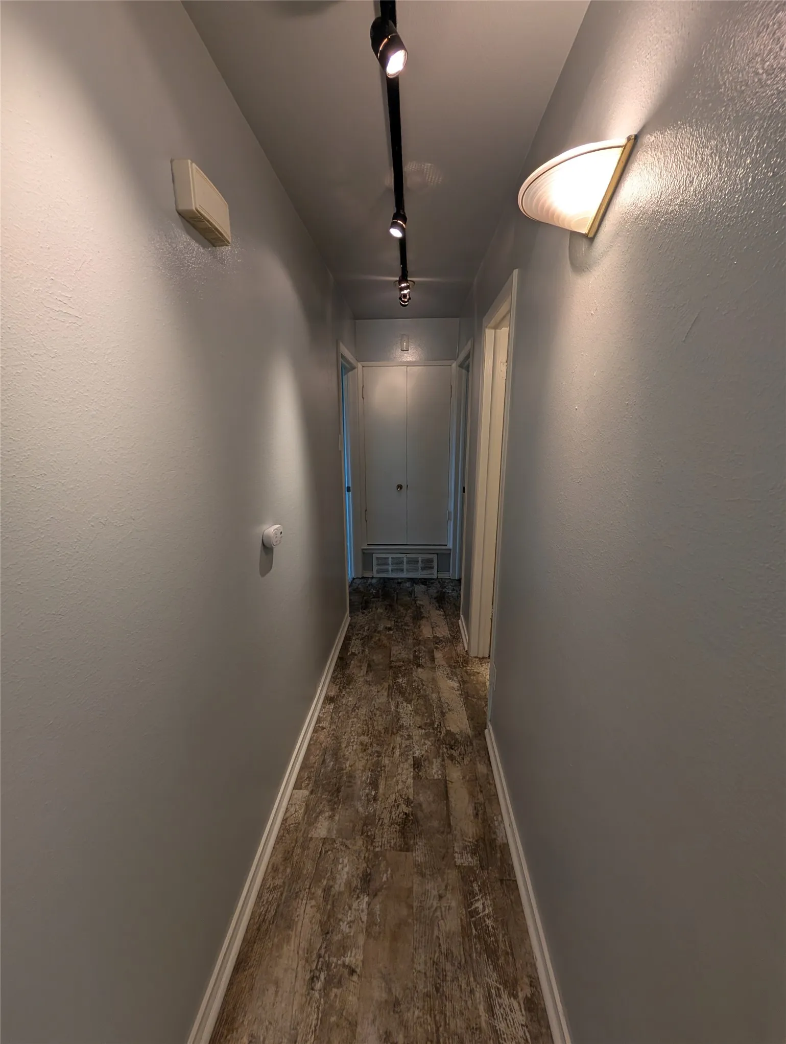 Single Family Residence For Rent in Dallas County , 2703 Running Brook Lane, Dallas, Texas 75228, 3 Bedroom, 3 Bathroom, Garage spaces, 1,805 Sqft, built in 1964, mls#21316072, Real Estate Agent in Dallas, Homes For Rent in Dallas county, Homes For Rent in Dallas, Realtor in Dallas Texas, Real Estate Brokerage Independent Realty Texas, Luminita Cordes Realtor
