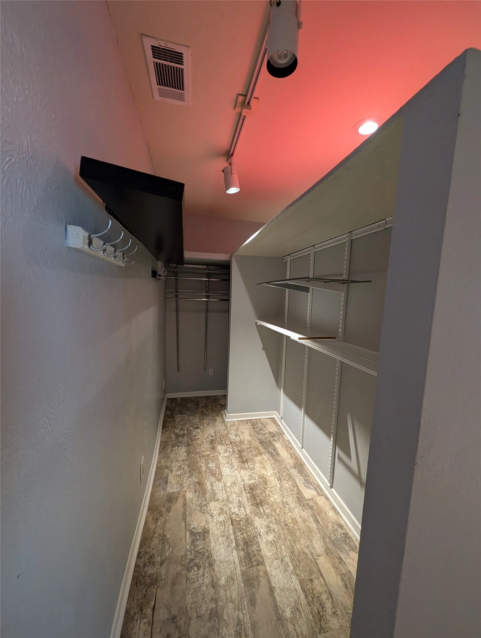 Single Family Residence For Rent in Dallas County , 2703 Running Brook Lane, Dallas, Texas 75228, 3 Bedroom, 3 Bathroom, Garage spaces, 1,805 Sqft, built in 1964, mls#21316072, Real Estate Agent in Dallas, Homes For Rent in Dallas county, Homes For Rent in Dallas, Realtor in Dallas Texas, Real Estate Brokerage Independent Realty Texas, Luminita Cordes Realtor