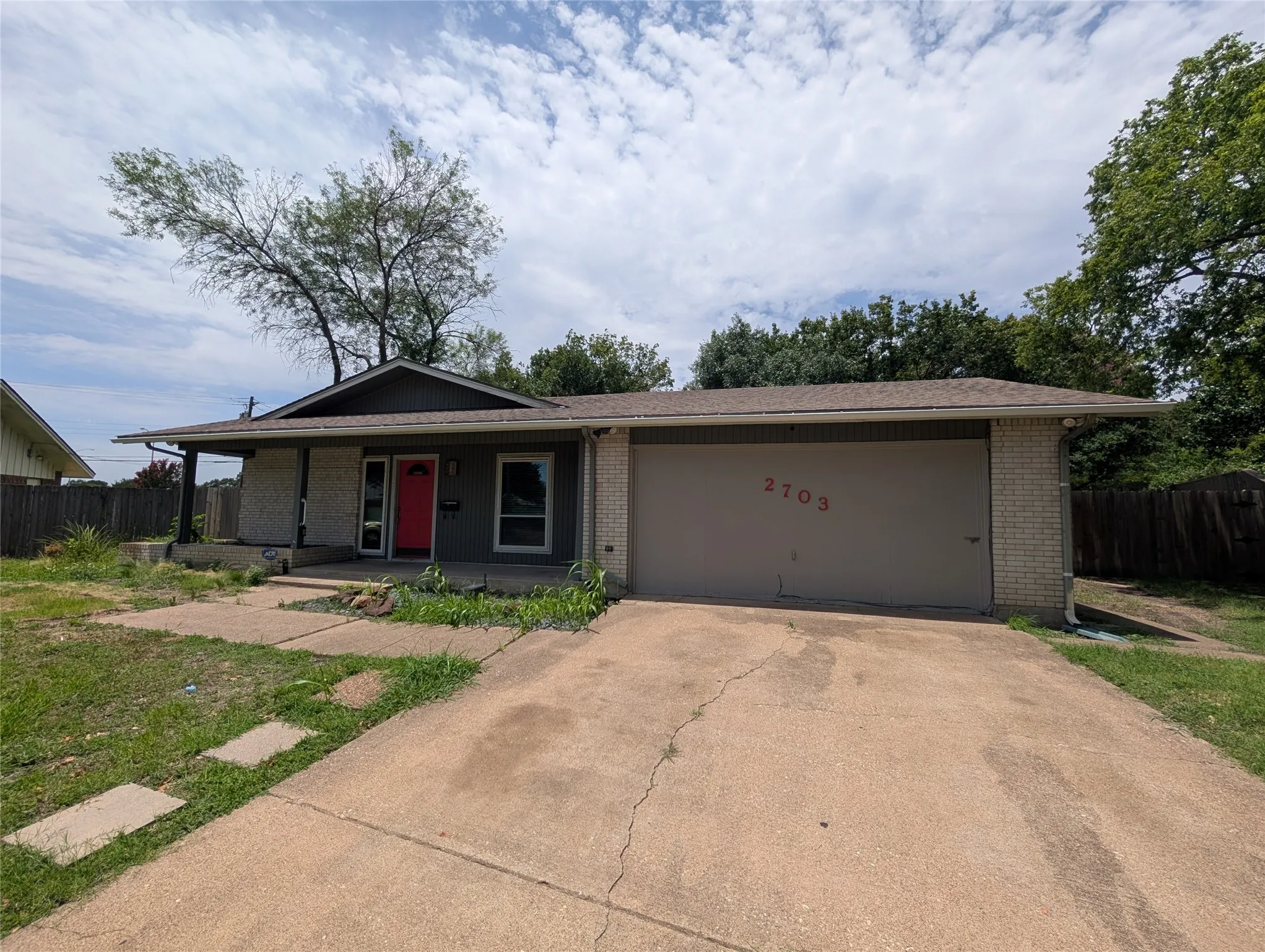 Single Family Residence For Rent in Dallas County , 2703 Running Brook Lane, Dallas, Texas 75228, 3 Bedroom, 3 Bathroom, Garage spaces, 1,805 Sqft, built in 1964, mls#21316072, Real Estate Agent in Dallas, Homes For Rent in Dallas county, Homes For Rent in Dallas, Realtor in Dallas Texas, Real Estate Brokerage Independent Realty Texas, Luminita Cordes Realtor