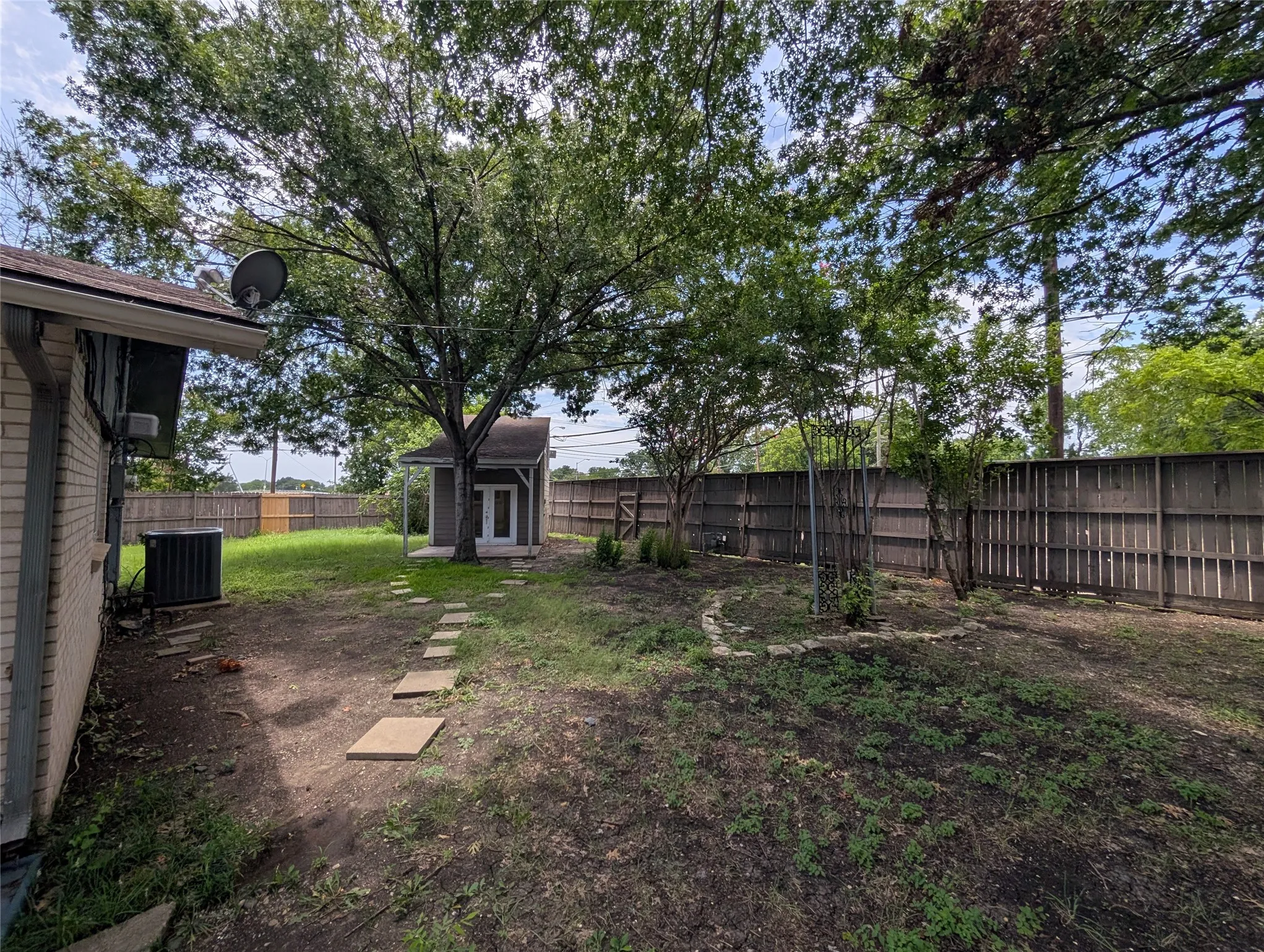 Single Family Residence For Rent in Dallas County , 2703 Running Brook Lane, Dallas, Texas 75228, 3 Bedroom, 3 Bathroom, Garage spaces, 1,805 Sqft, built in 1964, mls#21316072, Real Estate Agent in Dallas, Homes For Rent in Dallas county, Homes For Rent in Dallas, Realtor in Dallas Texas, Real Estate Brokerage Independent Realty Texas, Luminita Cordes Realtor