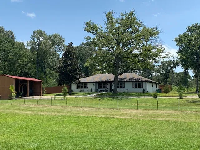 Single Family Residence For Sale in Henderson County , 7695 FM 59, Athens, Texas 75751, 3 Bedroom, 2 Bathroom, 2 Garage spaces, 1,812 Sqft, built in 1985, mls#21315933, Real Estate Agent in Athens, Homes For Sale in Henderson county, Homes For Sale in Athens, Realtor in Athens Texas, Real Estate Brokerage Independent Realty Texas, Luminita Cordes Realtor