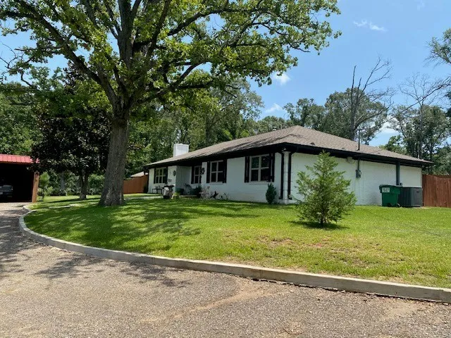 Single Family Residence For Sale in Henderson County , 7695 FM 59, Athens, Texas 75751, 3 Bedroom, 2 Bathroom, 2 Garage spaces, 1,812 Sqft, built in 1985, mls#21315933, Real Estate Agent in Athens, Homes For Sale in Henderson county, Homes For Sale in Athens, Realtor in Athens Texas, Real Estate Brokerage Independent Realty Texas, Luminita Cordes Realtor