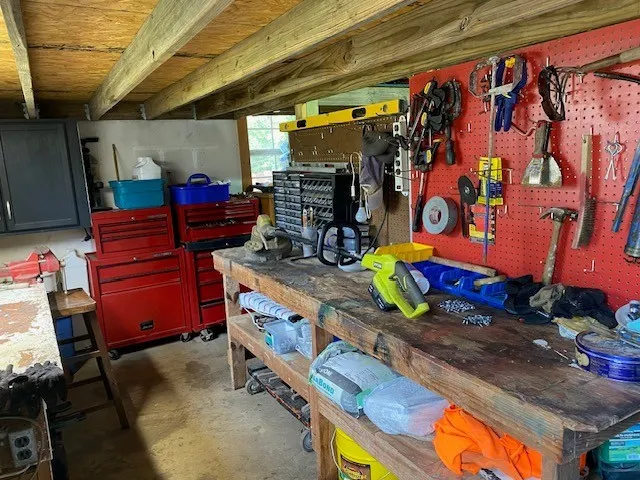 Single Family Residence For Sale in Henderson County , 7695 FM 59, Athens, Texas 75751, 3 Bedroom, 2 Bathroom, 2 Garage spaces, 1,812 Sqft, built in 1985, mls#21315933, Real Estate Agent in Athens, Homes For Sale in Henderson county, Homes For Sale in Athens, Realtor in Athens Texas, Real Estate Brokerage Independent Realty Texas, Luminita Cordes Realtor