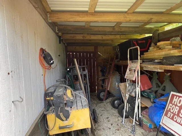 Single Family Residence For Sale in Henderson County , 7695 FM 59, Athens, Texas 75751, 3 Bedroom, 2 Bathroom, 2 Garage spaces, 1,812 Sqft, built in 1985, mls#21315933, Real Estate Agent in Athens, Homes For Sale in Henderson county, Homes For Sale in Athens, Realtor in Athens Texas, Real Estate Brokerage Independent Realty Texas, Luminita Cordes Realtor