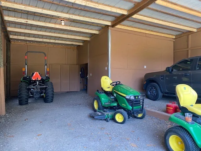 Single Family Residence For Sale in Henderson County , 7695 FM 59, Athens, Texas 75751, 3 Bedroom, 2 Bathroom, 2 Garage spaces, 1,812 Sqft, built in 1985, mls#21315933, Real Estate Agent in Athens, Homes For Sale in Henderson county, Homes For Sale in Athens, Realtor in Athens Texas, Real Estate Brokerage Independent Realty Texas, Luminita Cordes Realtor