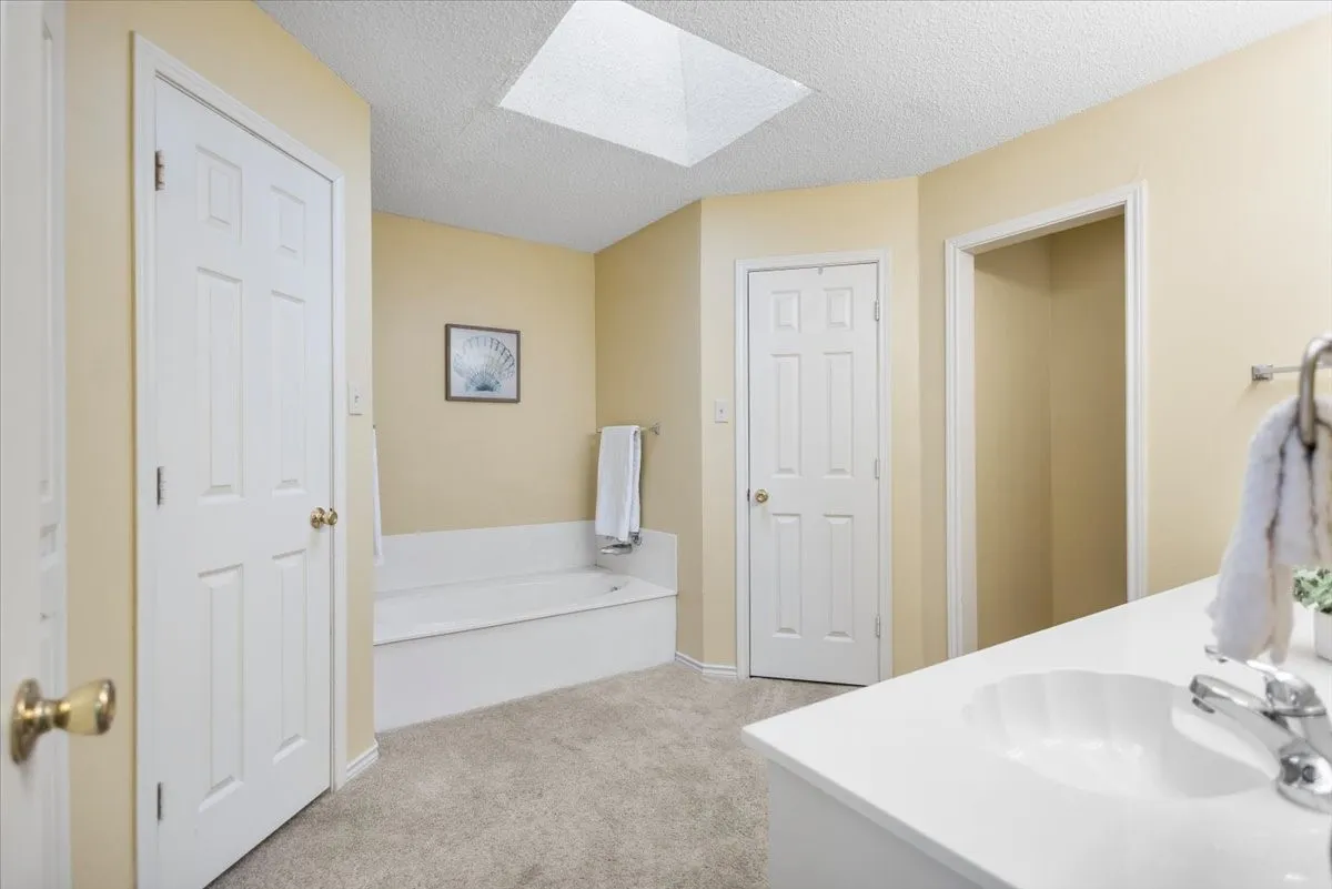 Single Family Residence For Sale in Smith County , 2824 Crestview Avenue, Tyler, Texas 75701, 2 Bedroom, 2 Bathroom, 2 Garage spaces, 1,626 Sqft, built in 1993, mls#21316075, Real Estate Agent in Tyler, Homes For Sale in Smith county, Homes For Sale in Tyler, Realtor in Tyler Texas, Real Estate Brokerage Independent Realty Texas, Luminita Cordes Realtor