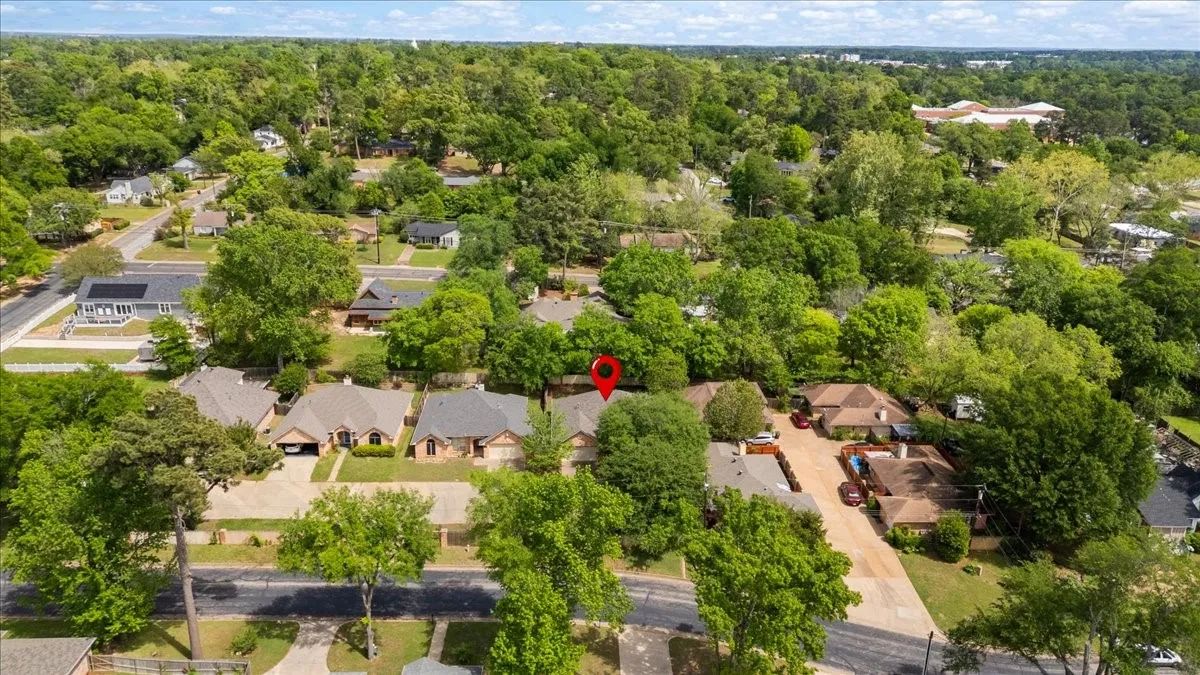 Single Family Residence For Sale in Smith County , 2824 Crestview Avenue, Tyler, Texas 75701, 2 Bedroom, 2 Bathroom, 2 Garage spaces, 1,626 Sqft, built in 1993, mls#21316075, Real Estate Agent in Tyler, Homes For Sale in Smith county, Homes For Sale in Tyler, Realtor in Tyler Texas, Real Estate Brokerage Independent Realty Texas, Luminita Cordes Realtor