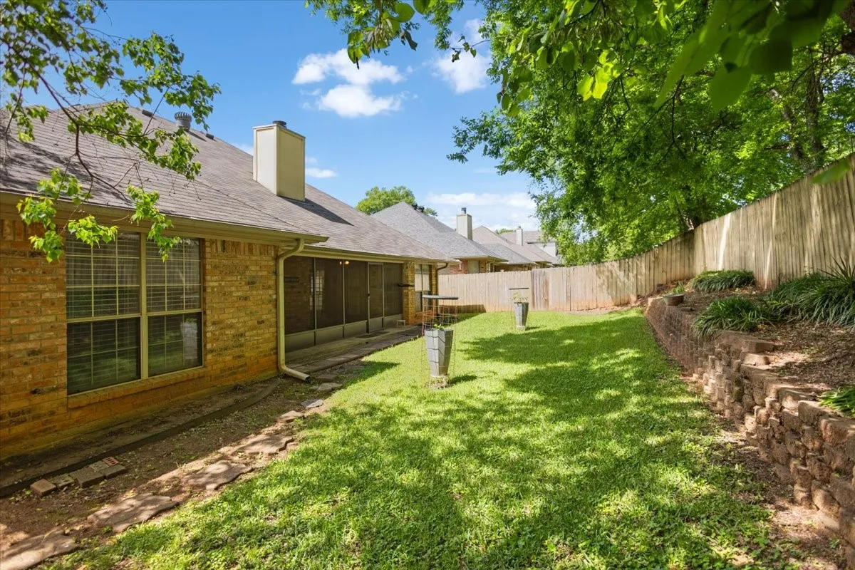 Single Family Residence For Sale in Smith County , 2824 Crestview Avenue, Tyler, Texas 75701, 2 Bedroom, 2 Bathroom, 2 Garage spaces, 1,626 Sqft, built in 1993, mls#21316075, Real Estate Agent in Tyler, Homes For Sale in Smith county, Homes For Sale in Tyler, Realtor in Tyler Texas, Real Estate Brokerage Independent Realty Texas, Luminita Cordes Realtor