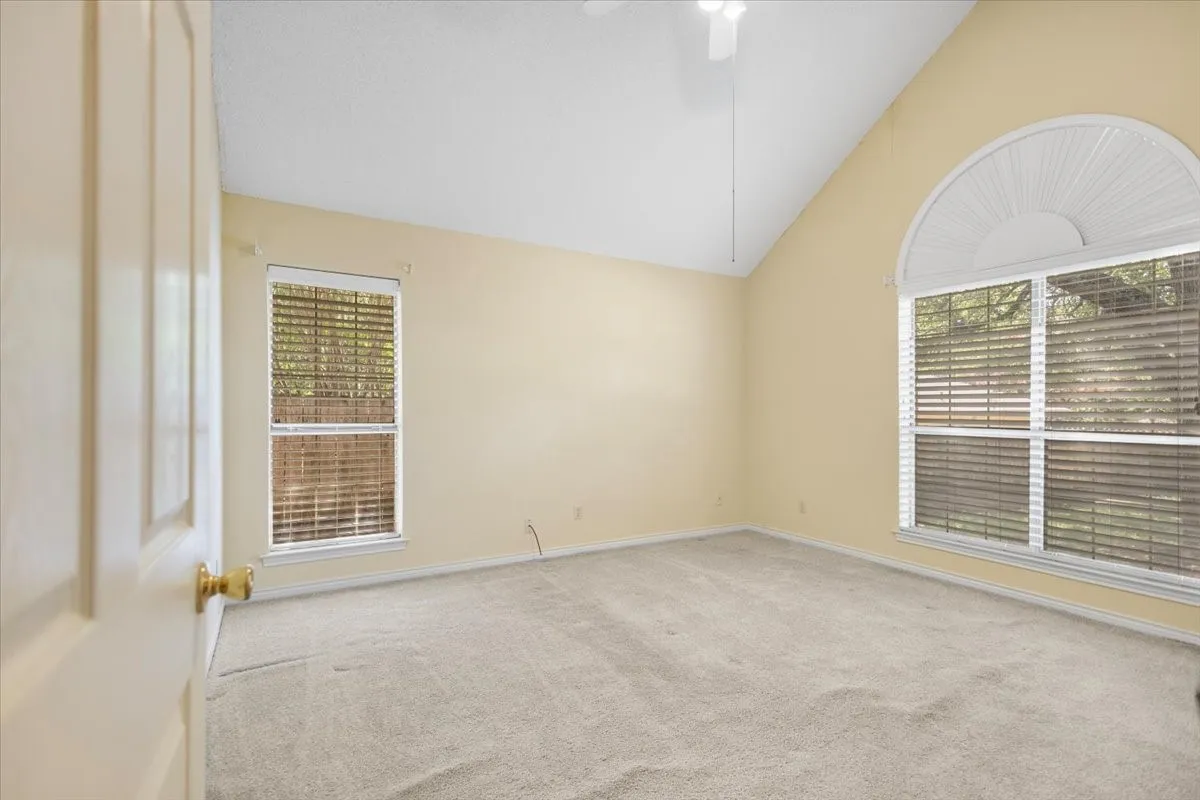 Single Family Residence For Sale in Smith County , 2824 Crestview Avenue, Tyler, Texas 75701, 2 Bedroom, 2 Bathroom, 2 Garage spaces, 1,626 Sqft, built in 1993, mls#21316075, Real Estate Agent in Tyler, Homes For Sale in Smith county, Homes For Sale in Tyler, Realtor in Tyler Texas, Real Estate Brokerage Independent Realty Texas, Luminita Cordes Realtor